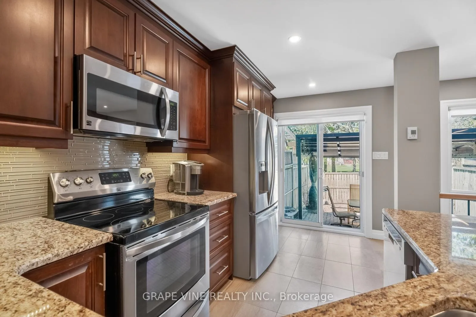Photo 12 of 142 College Circle, Ottawa, Castle Heights — HOMEH