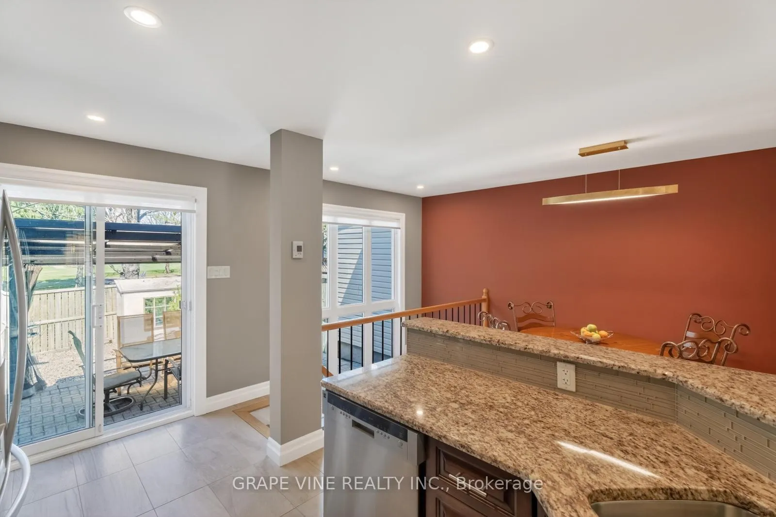 Photo 13 of 142 College Circle, Ottawa, Castle Heights — HOMEH