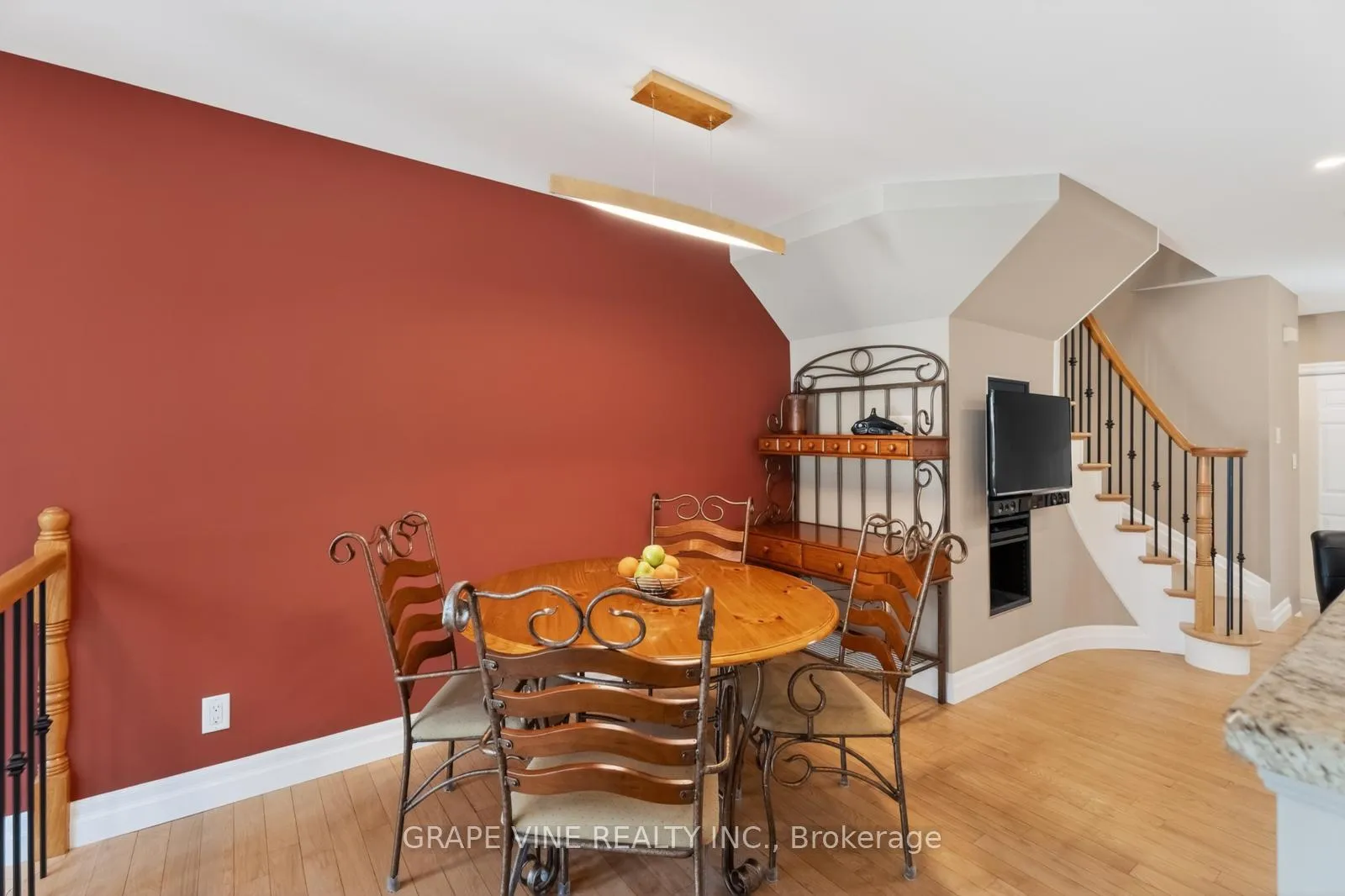 Photo 14 of 142 College Circle, Ottawa, Castle Heights — HOMEH