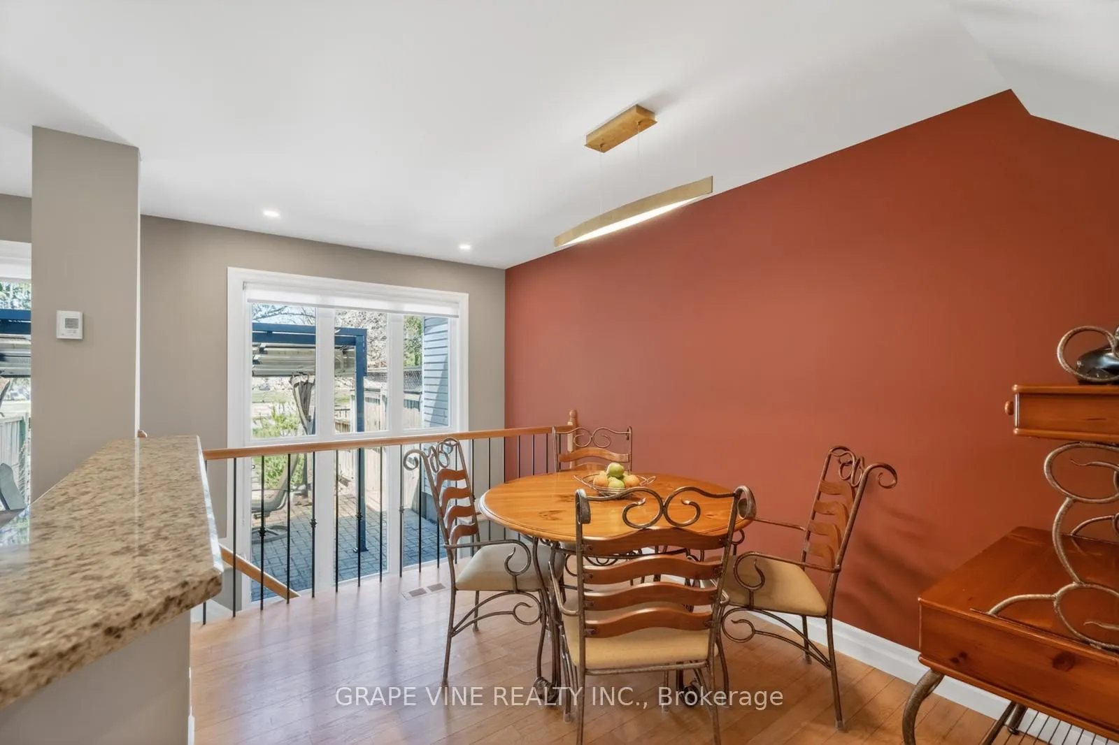 Photo 15 of 142 College Circle, Ottawa, Castle Heights — HOMEH
