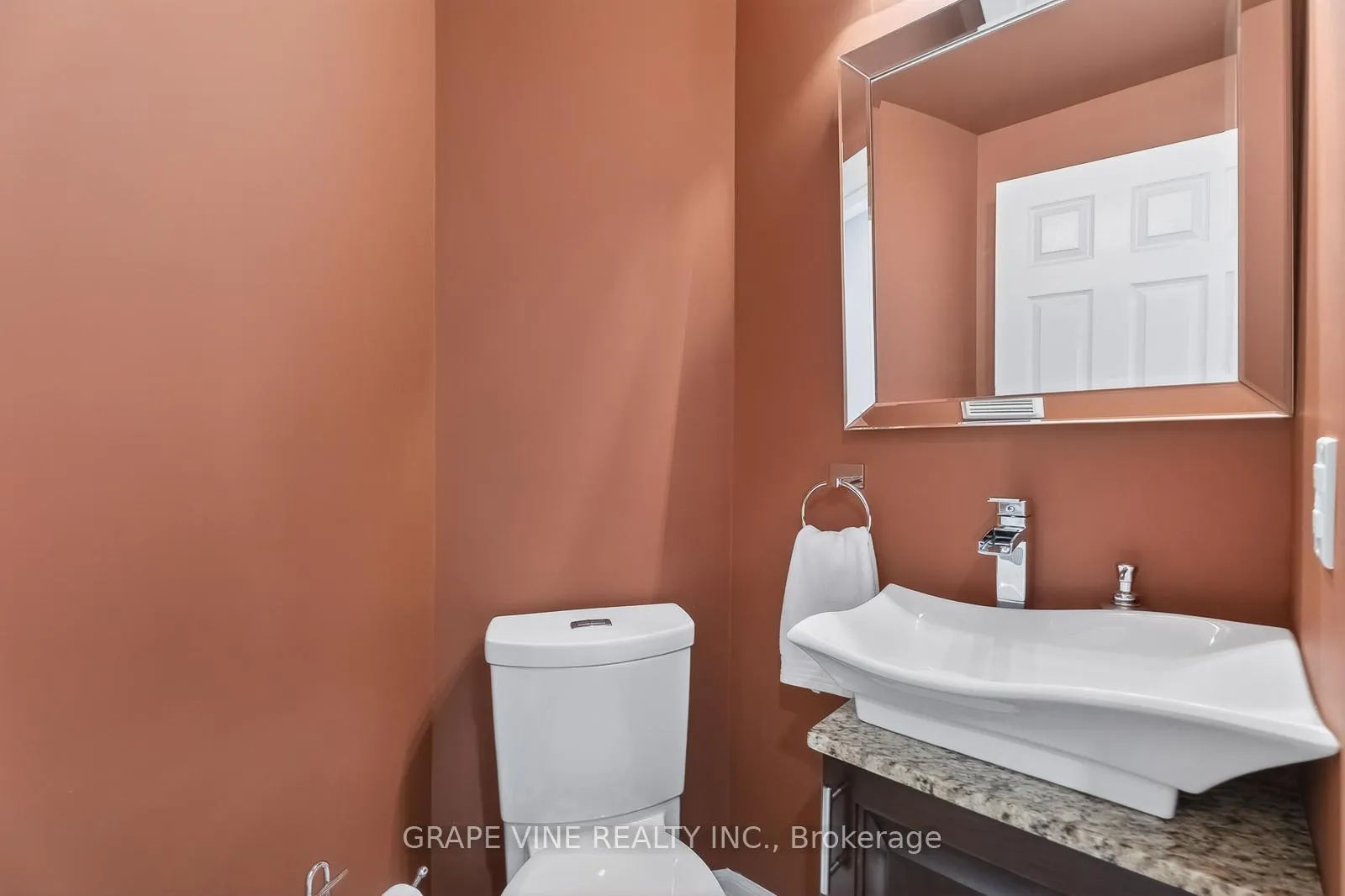 Photo 16 of 142 College Circle, Ottawa, Castle Heights — HOMEH