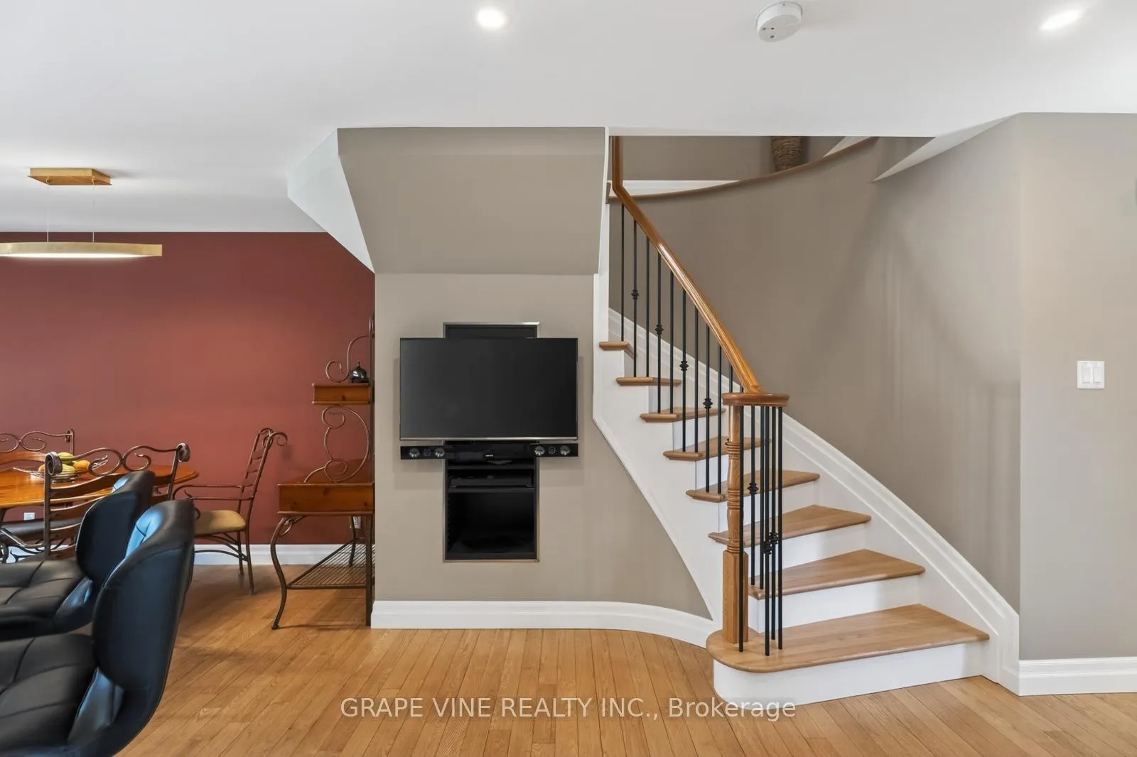 Photo 17 of 142 College Circle, Ottawa, Castle Heights — HOMEH