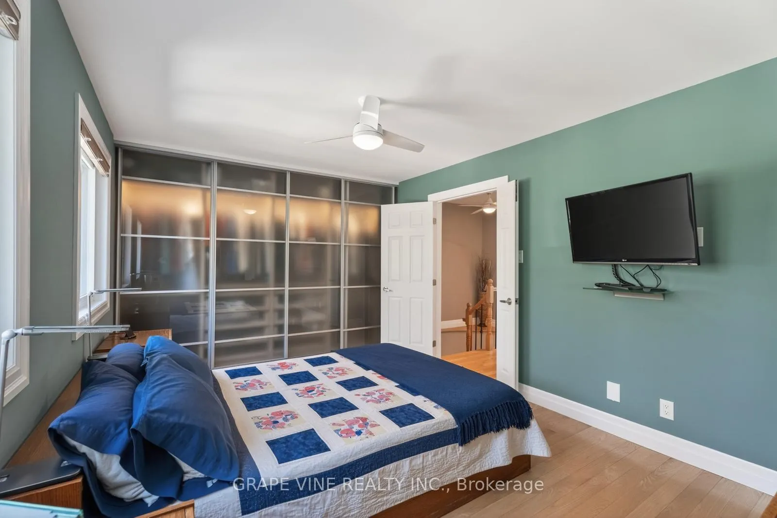 Photo 20 of 142 College Circle, Ottawa, Castle Heights — HOMEH