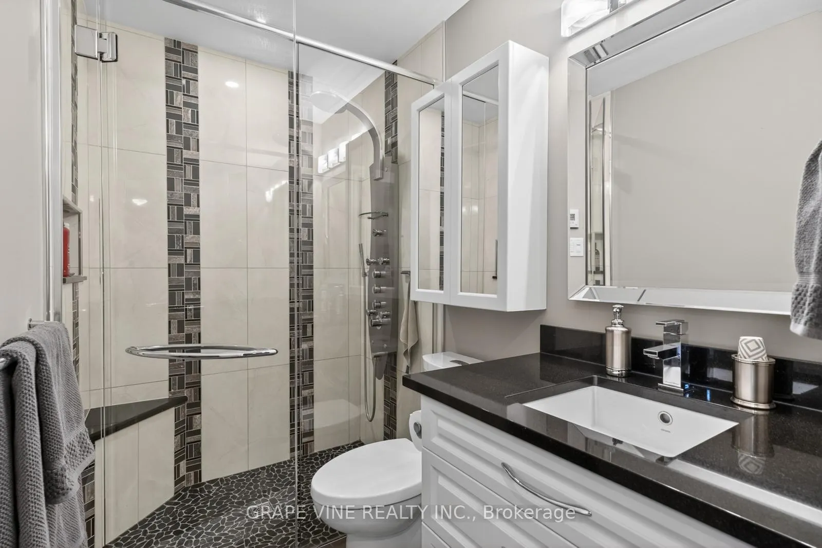 Photo 21 of 142 College Circle, Ottawa, Castle Heights — HOMEH