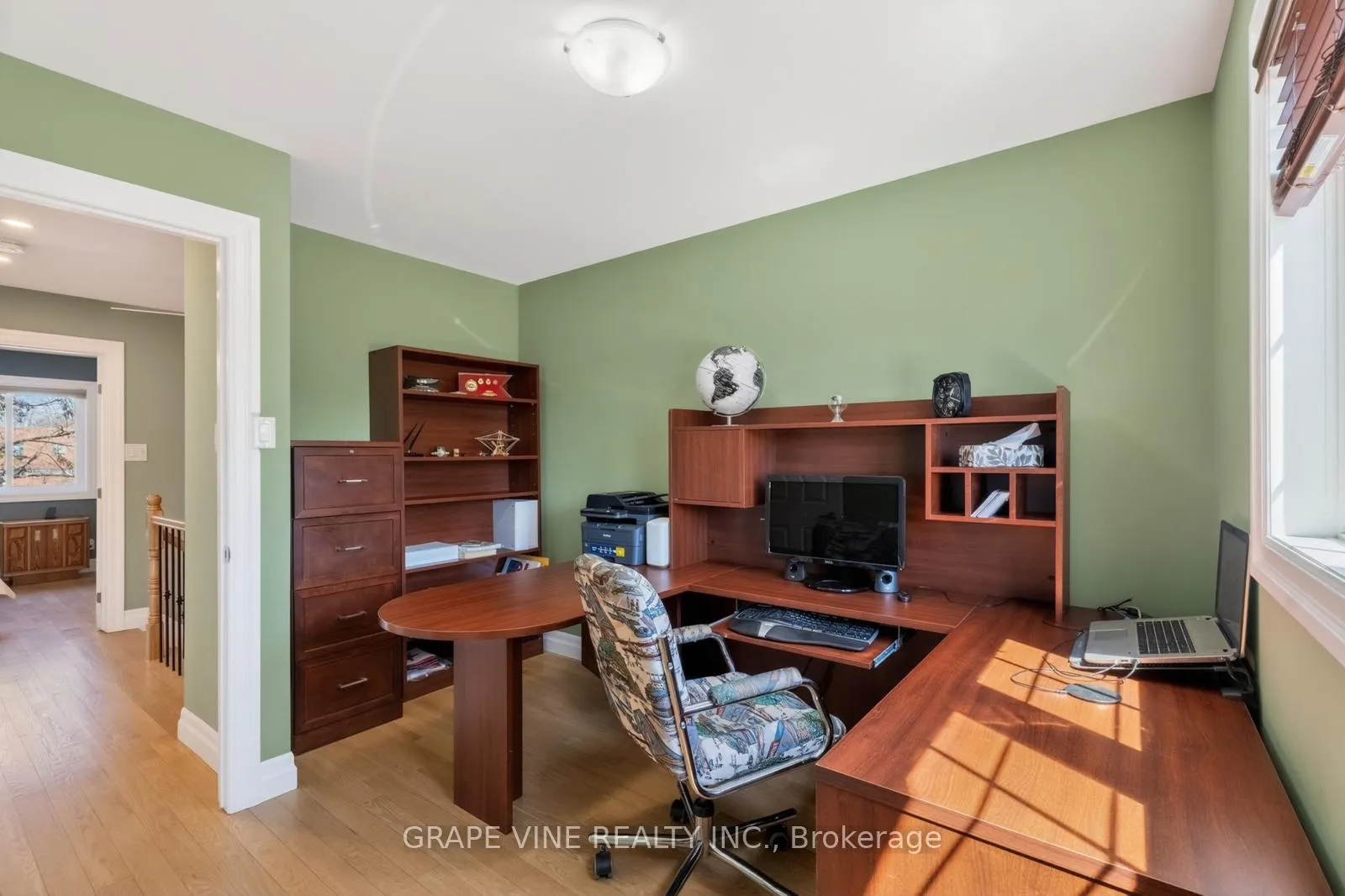 Photo 25 of 142 College Circle, Ottawa, Castle Heights — HOMEH