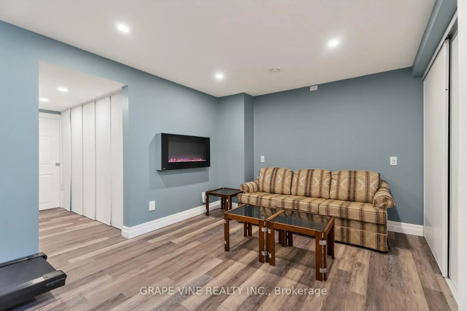 Photo 27 of 142 College Circle, Ottawa, Castle Heights — HOMEH