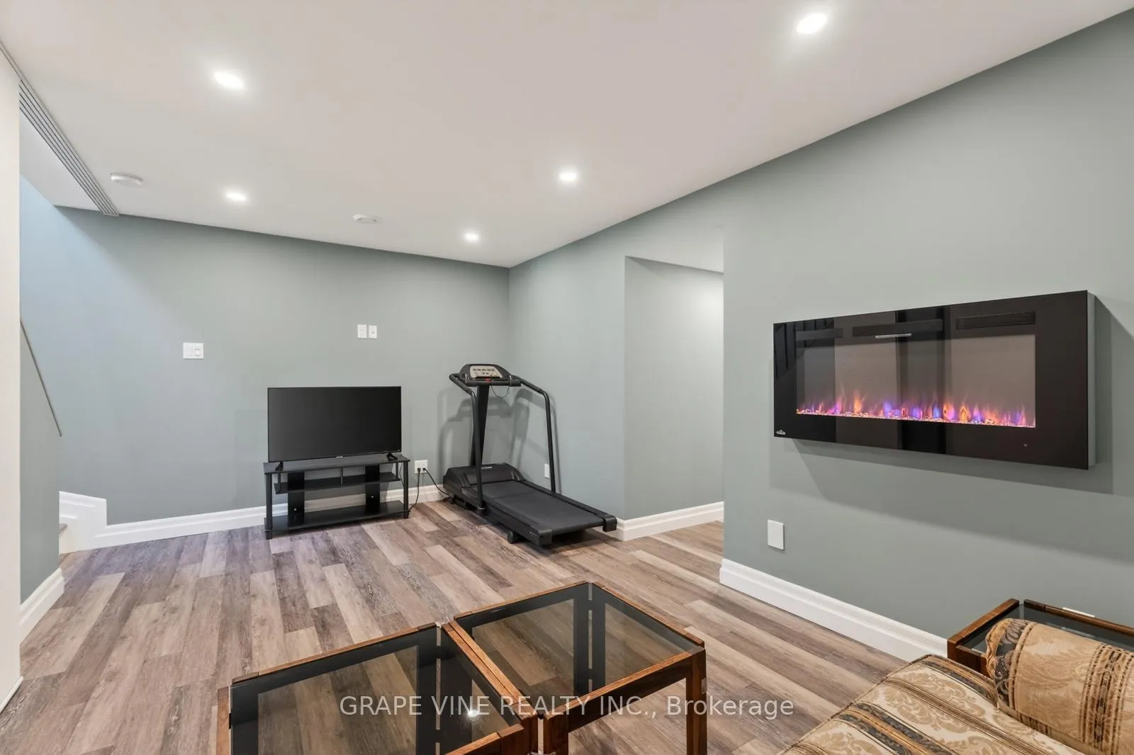 Photo 28 of 142 College Circle, Ottawa, Castle Heights — HOMEH
