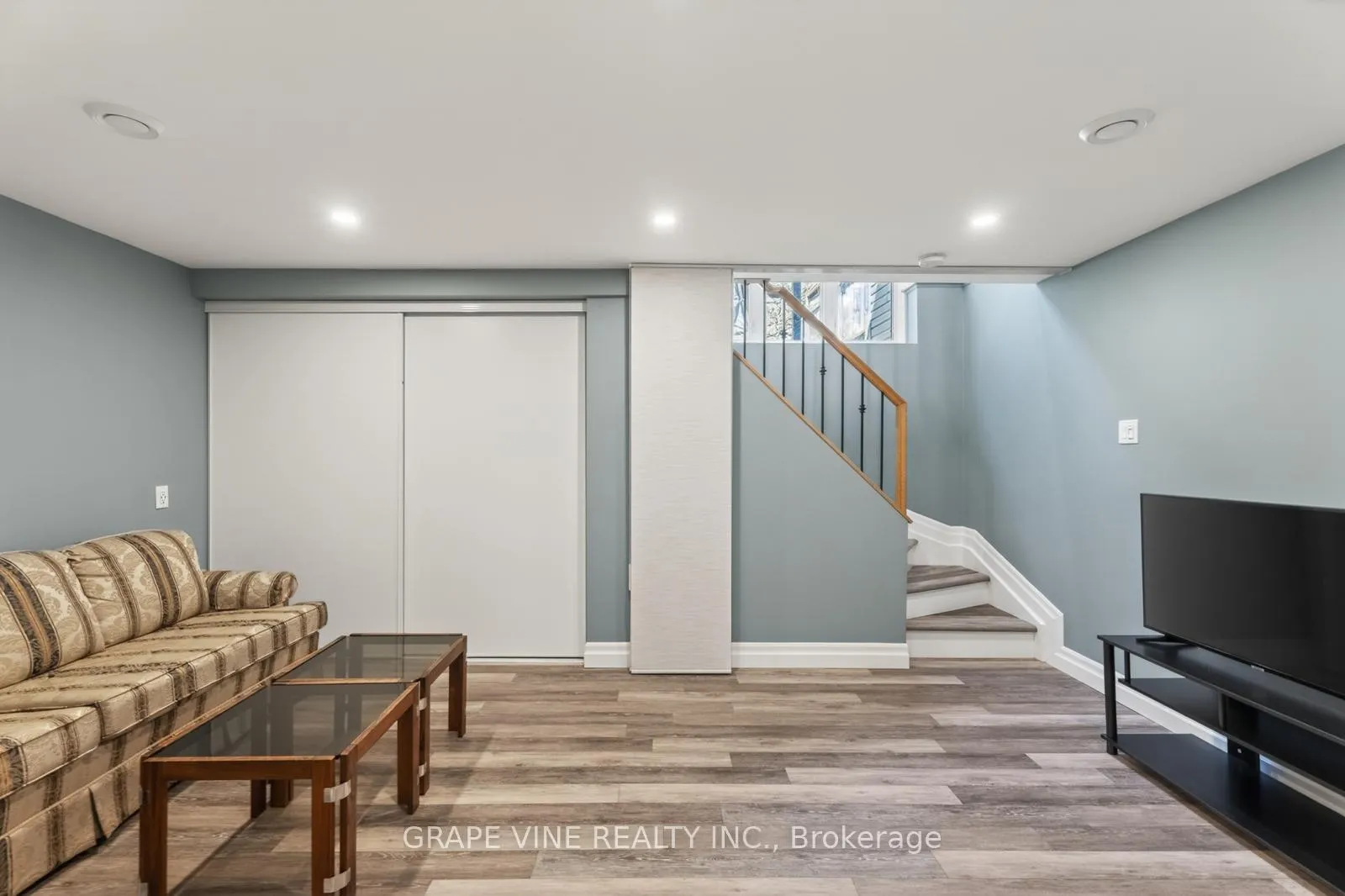 Photo 29 of 142 College Circle, Ottawa, Castle Heights — HOMEH