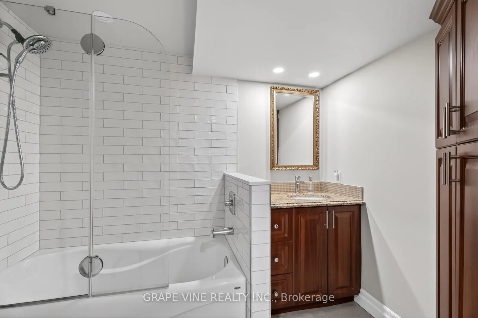 Photo 30 of 142 College Circle, Ottawa, Castle Heights — HOMEH