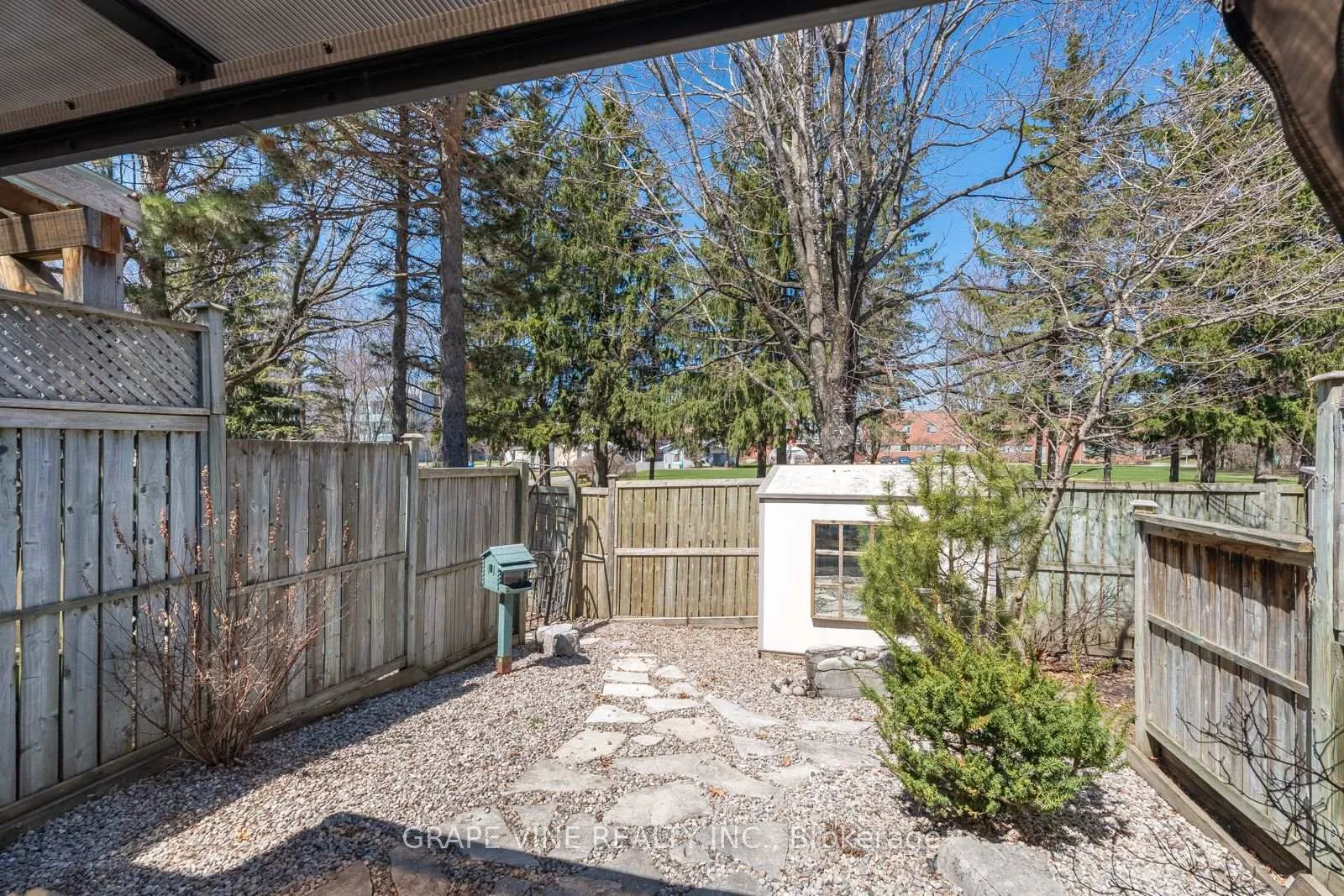 Photo 34 of 142 College Circle, Ottawa, Castle Heights — HOMEH