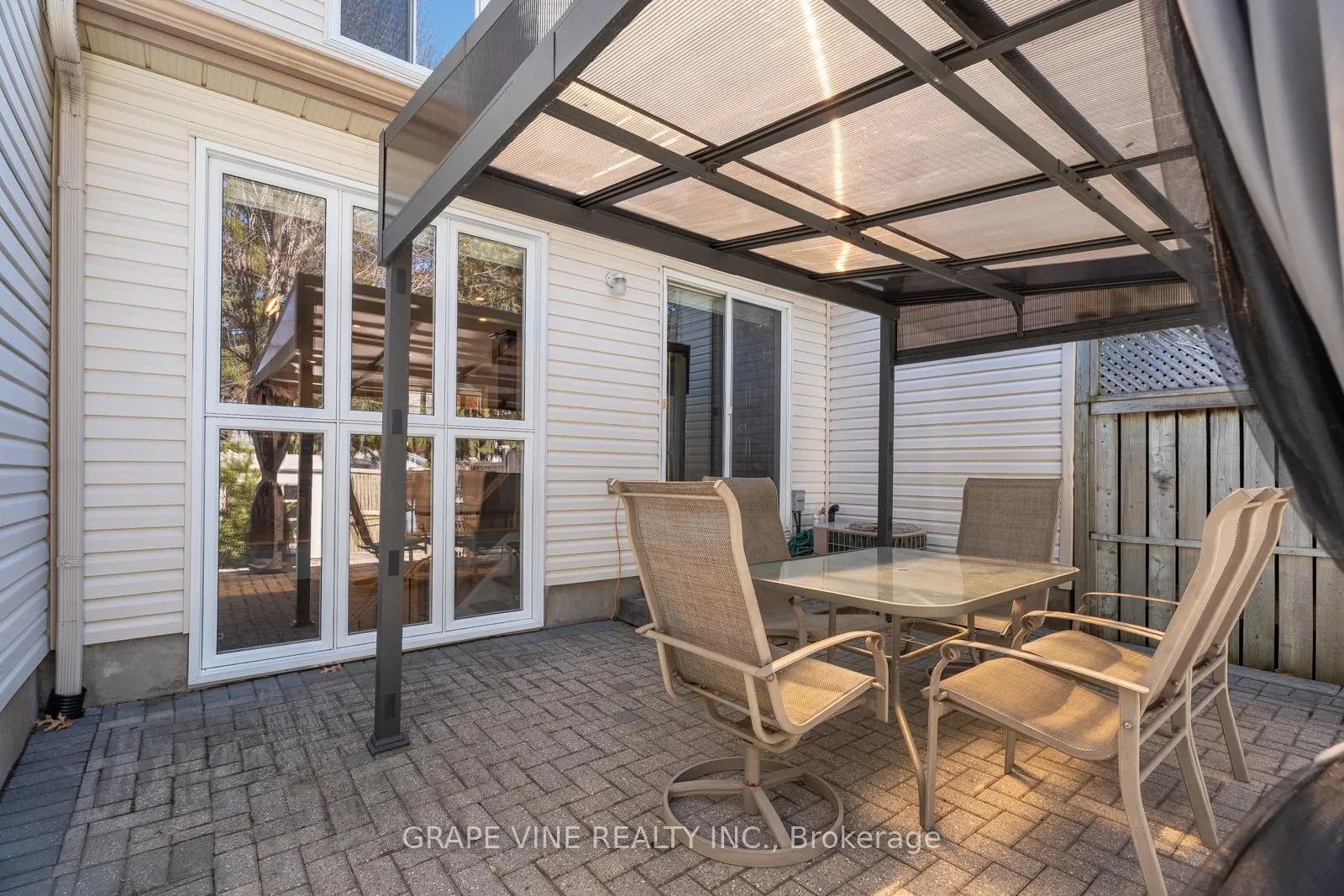 Photo 36 of 142 College Circle, Ottawa, Castle Heights — HOMEH