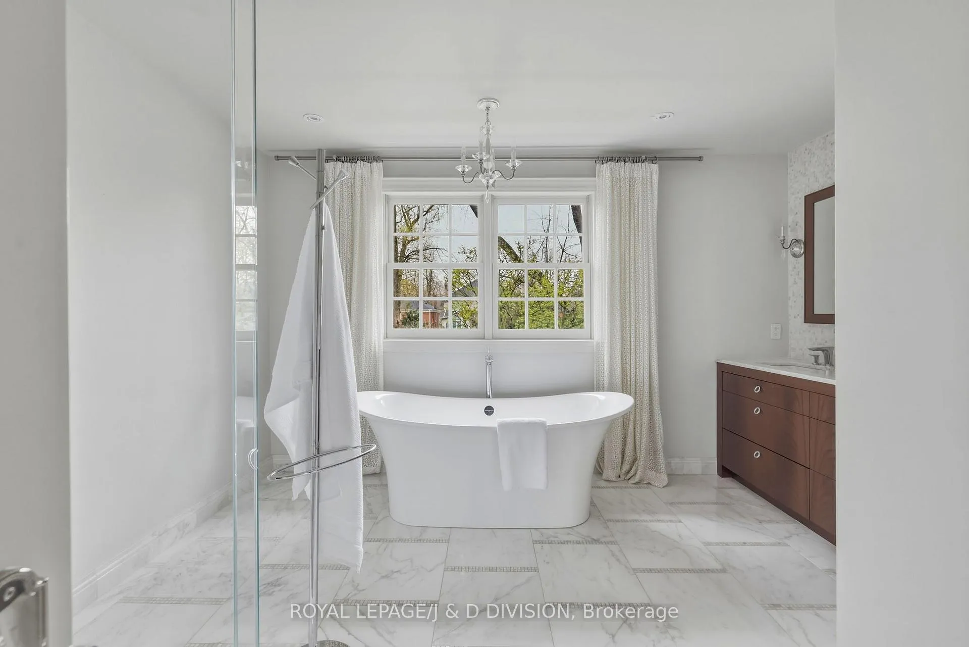 Photo 15 of 118 Strathallan Boulevard, Toronto, Lawrence Park South — HOMEH