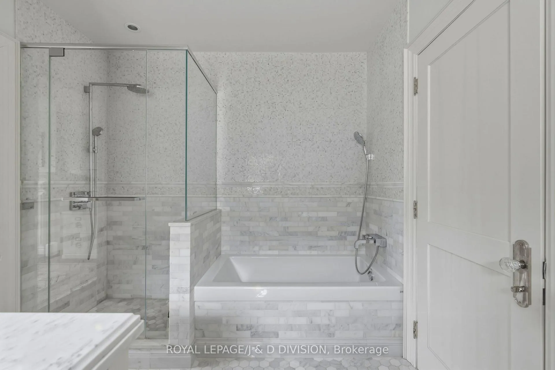 Photo 20 of 118 Strathallan Boulevard, Toronto, Lawrence Park South — HOMEH