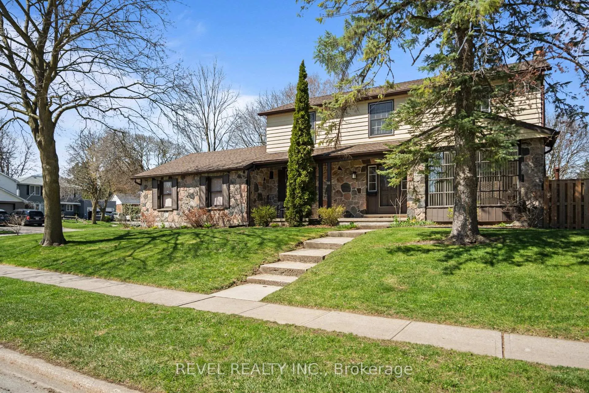 Photo 2 of 88 Culham Drive W, Cambridge — HOMEH