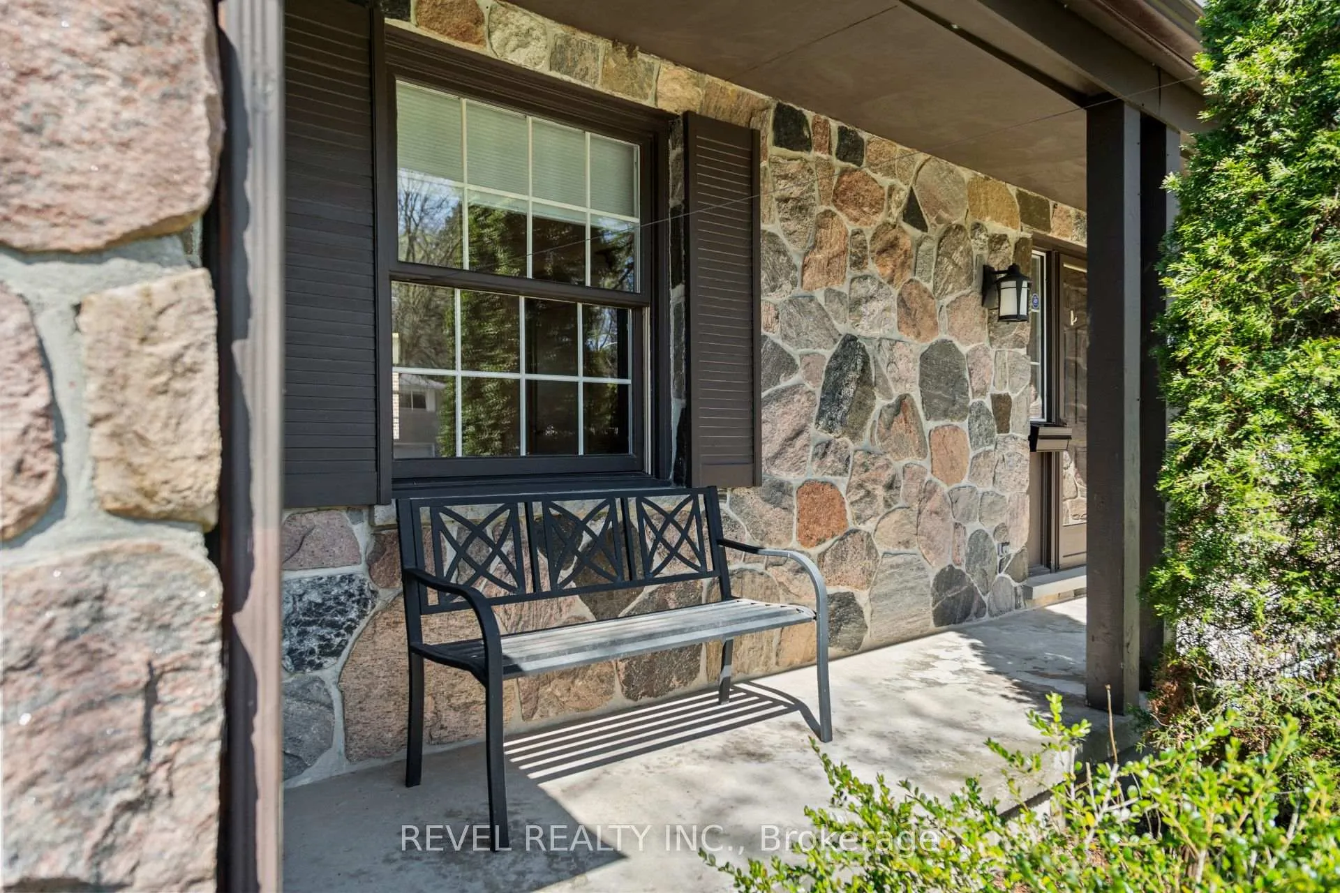 Photo 4 of 88 Culham Drive W, Cambridge — HOMEH