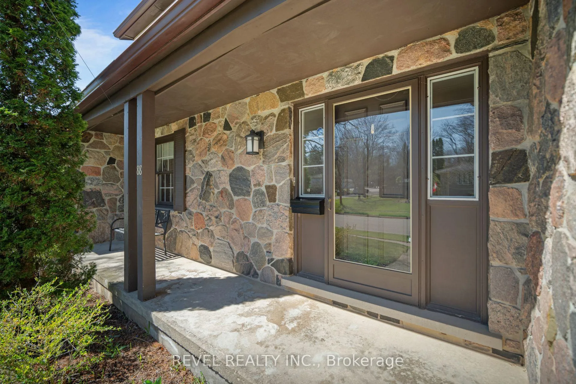 Photo 5 of 88 Culham Drive W, Cambridge — HOMEH