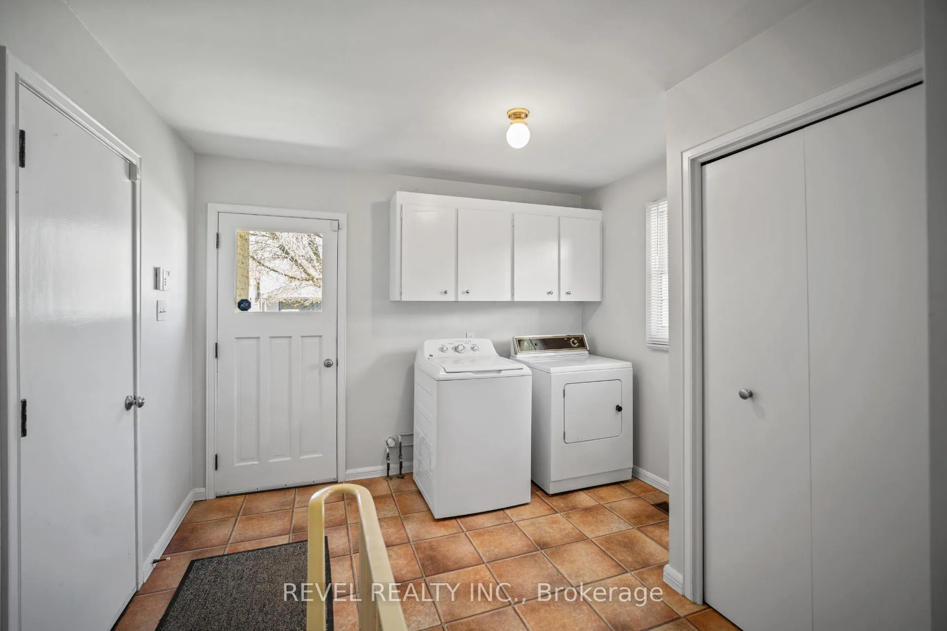 Photo 23 of 88 Culham Drive W, Cambridge — HOMEH