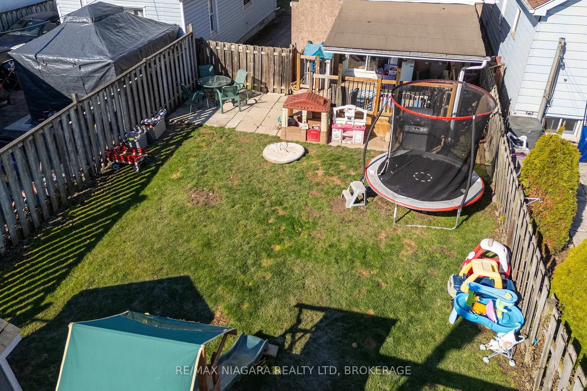 Photo 2 of 110 Mcalpine Avenue S, Welland, Lincoln/Crowland — HOMEH