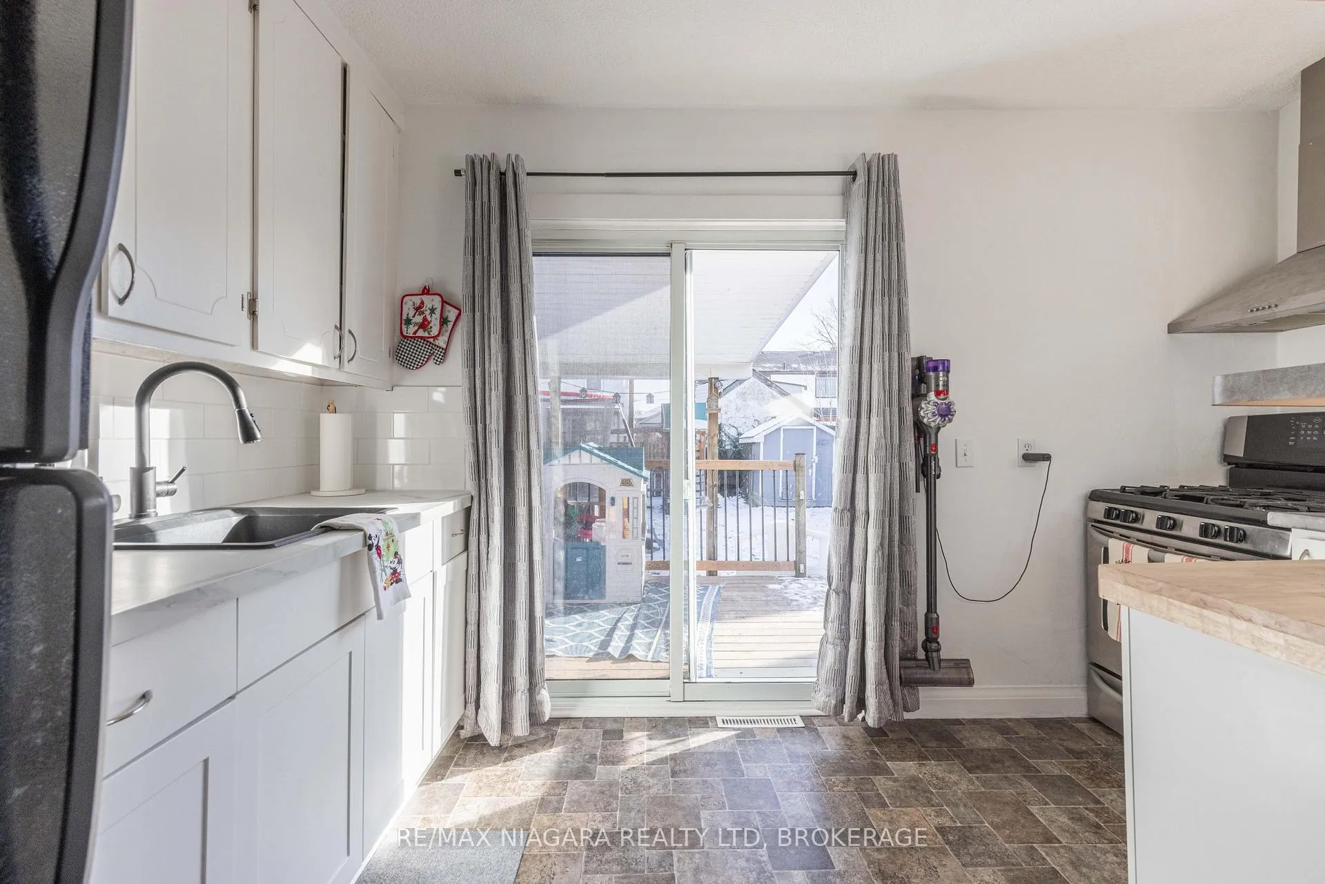 Photo 5 of 110 Mcalpine Avenue S, Welland, Lincoln/Crowland — HOMEH