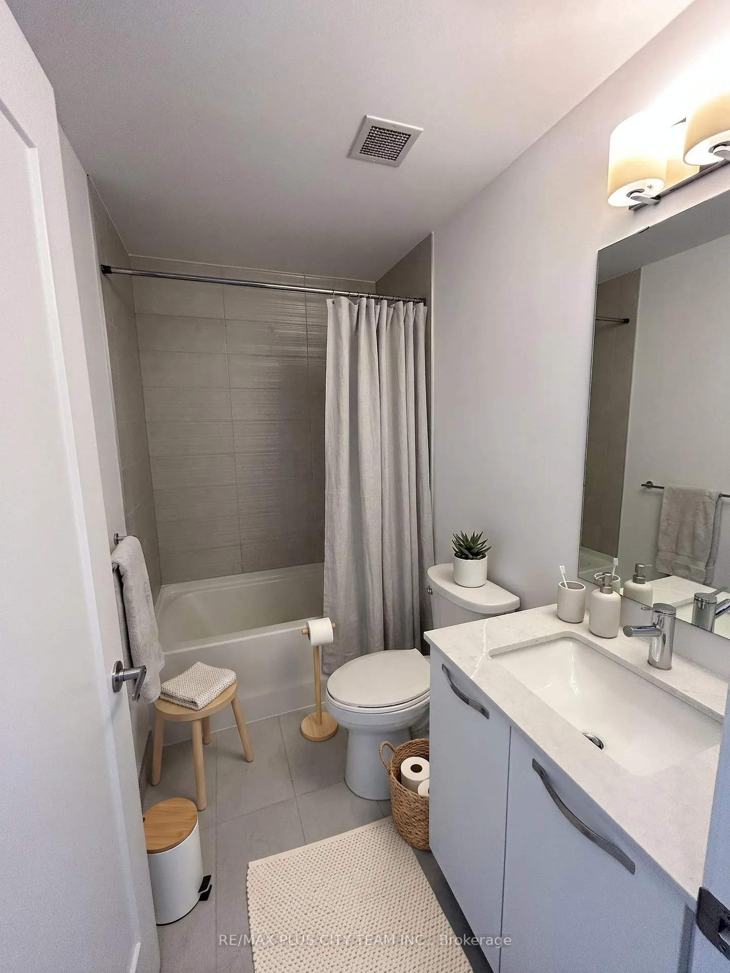 Photo 7 of Unit 1402, 75 James Street S, Hamilton, Corktown — HOMEH