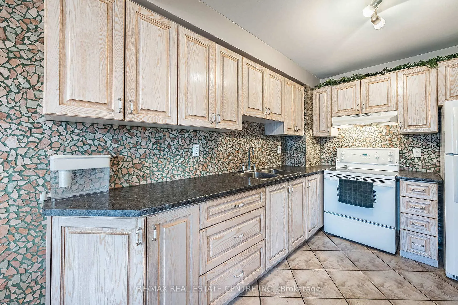 Photo 10 of 7 Morley Crescent, Brampton, Central Park — HOMEH