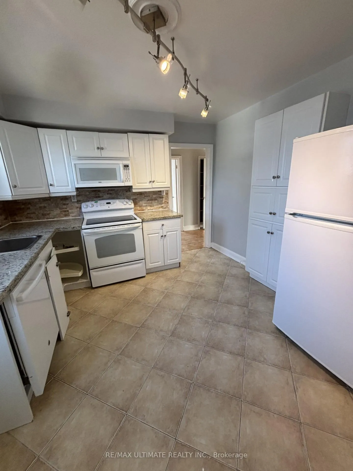 Photo 1 of Unit 4, 19 Castlefield Avenue, Toronto, Yonge-Eglinton — HOMEH