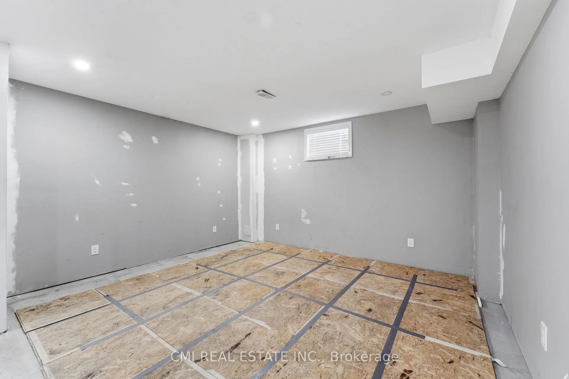 Photo 34 of 12 Mitten Court, Hamilton, Eleanor — HOMEH