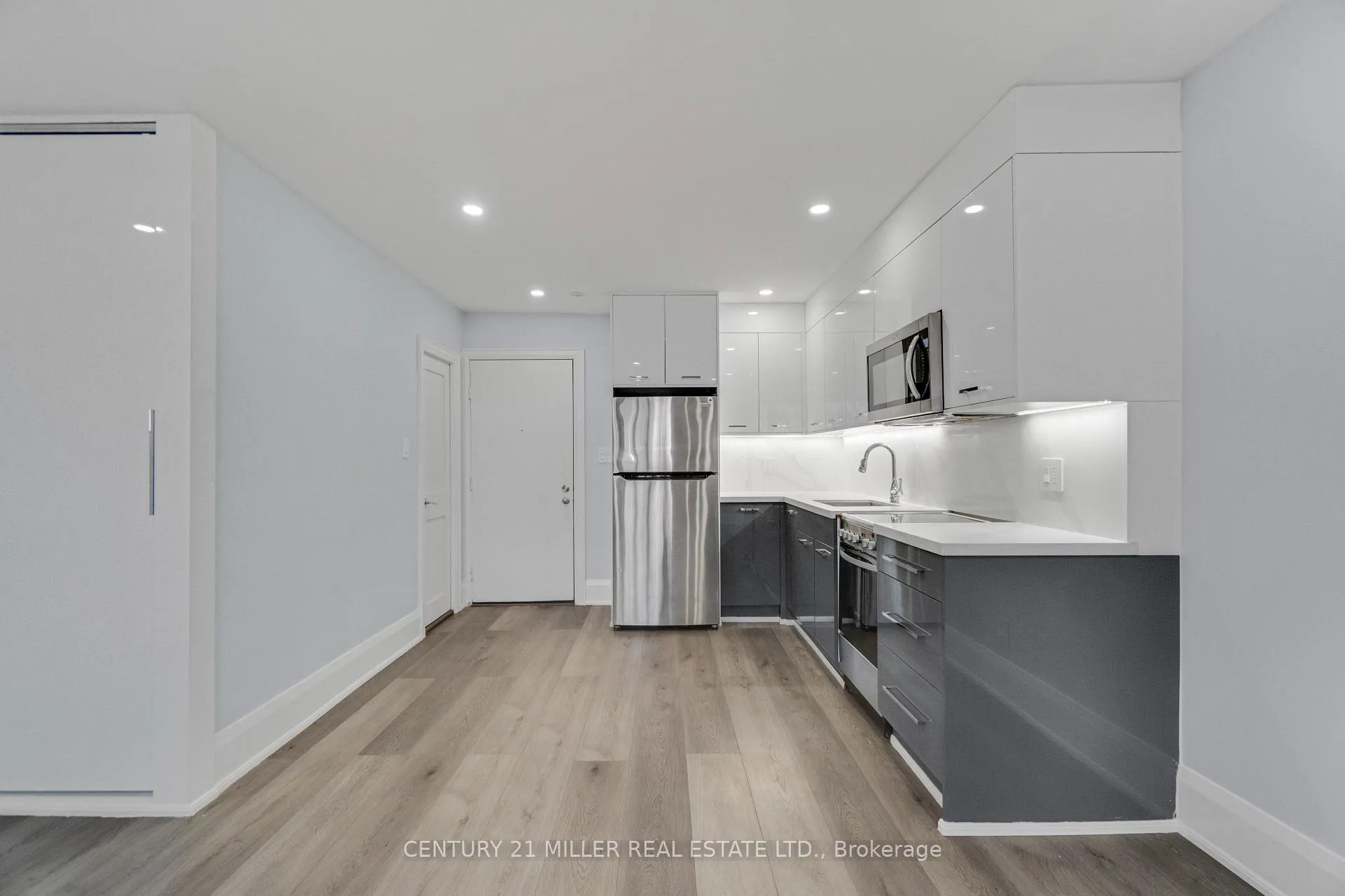 Photo 6 of Unit 2, 6 Saranac Boulevard, Toronto, Englemount-Lawrence — HOMEH