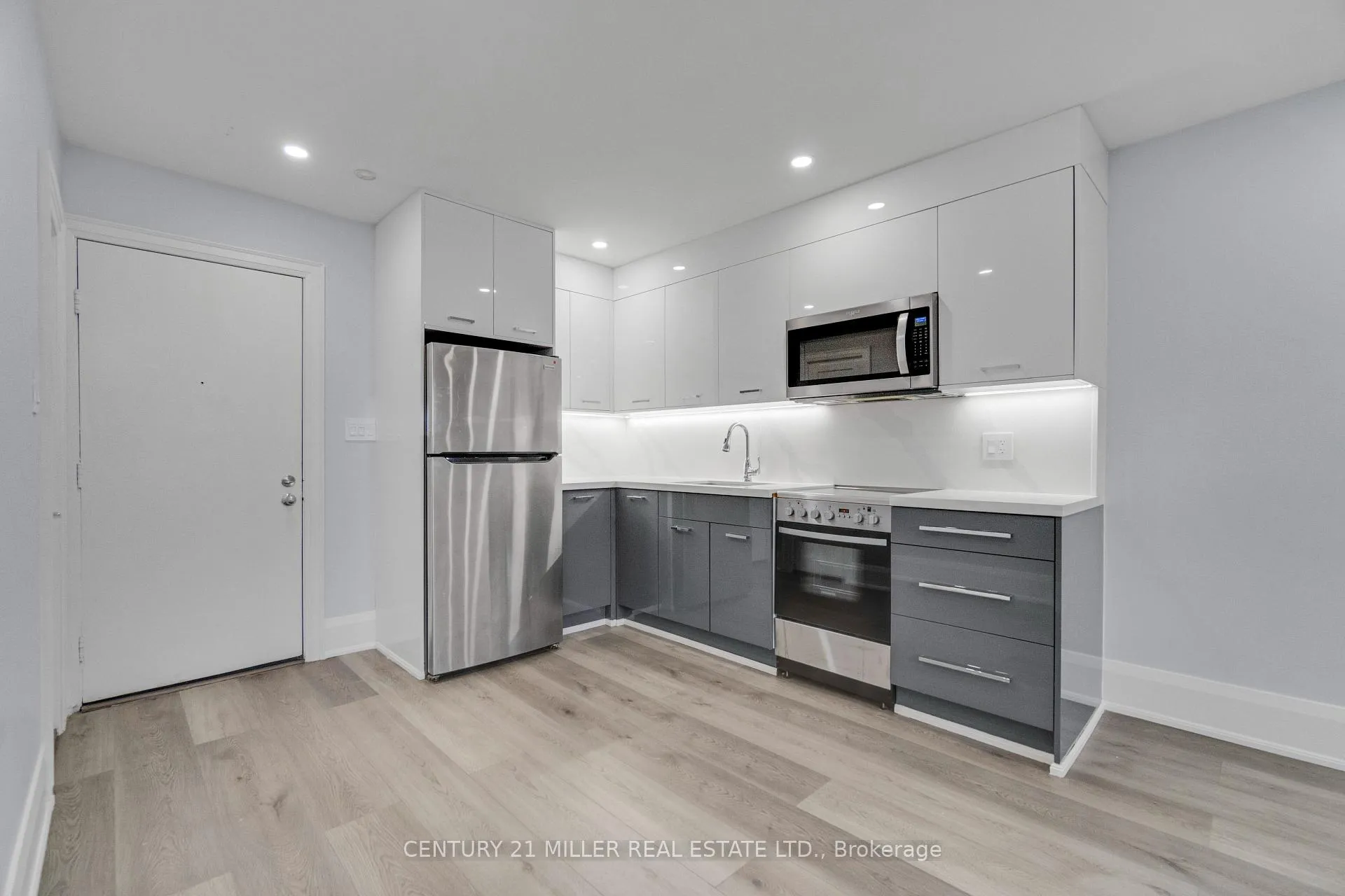 Photo 7 of Unit 2, 6 Saranac Boulevard, Toronto, Englemount-Lawrence — HOMEH