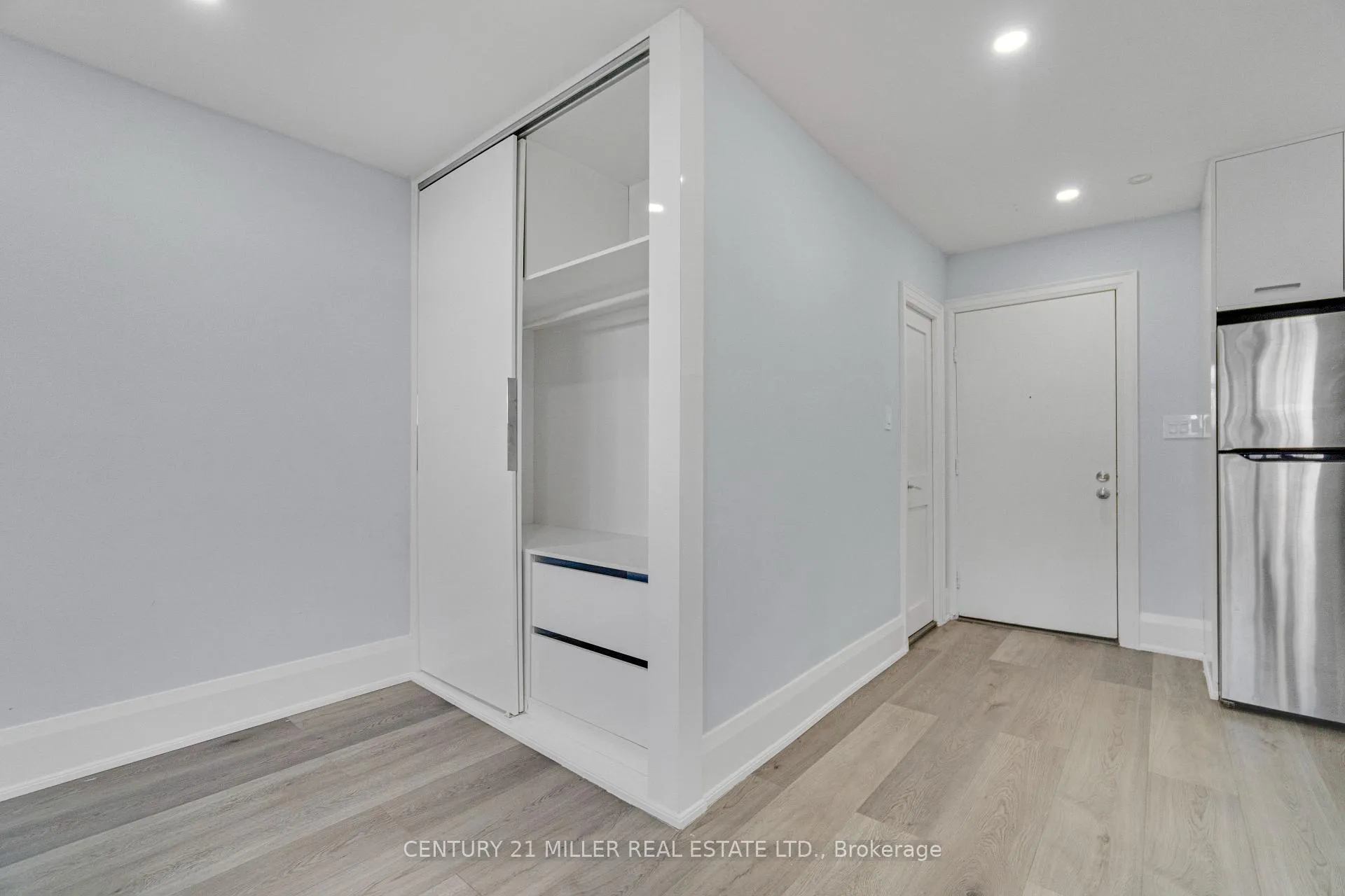 Photo 13 of Unit 2, 6 Saranac Boulevard, Toronto, Englemount-Lawrence — HOMEH