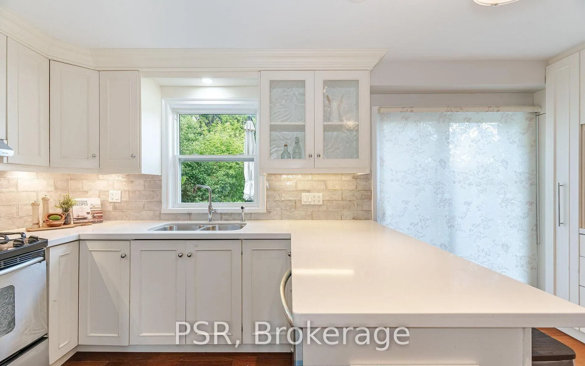 Photo 6 of 57 Stephen Drive, Etobicoke, Stonegate-Queensway — HOMEH