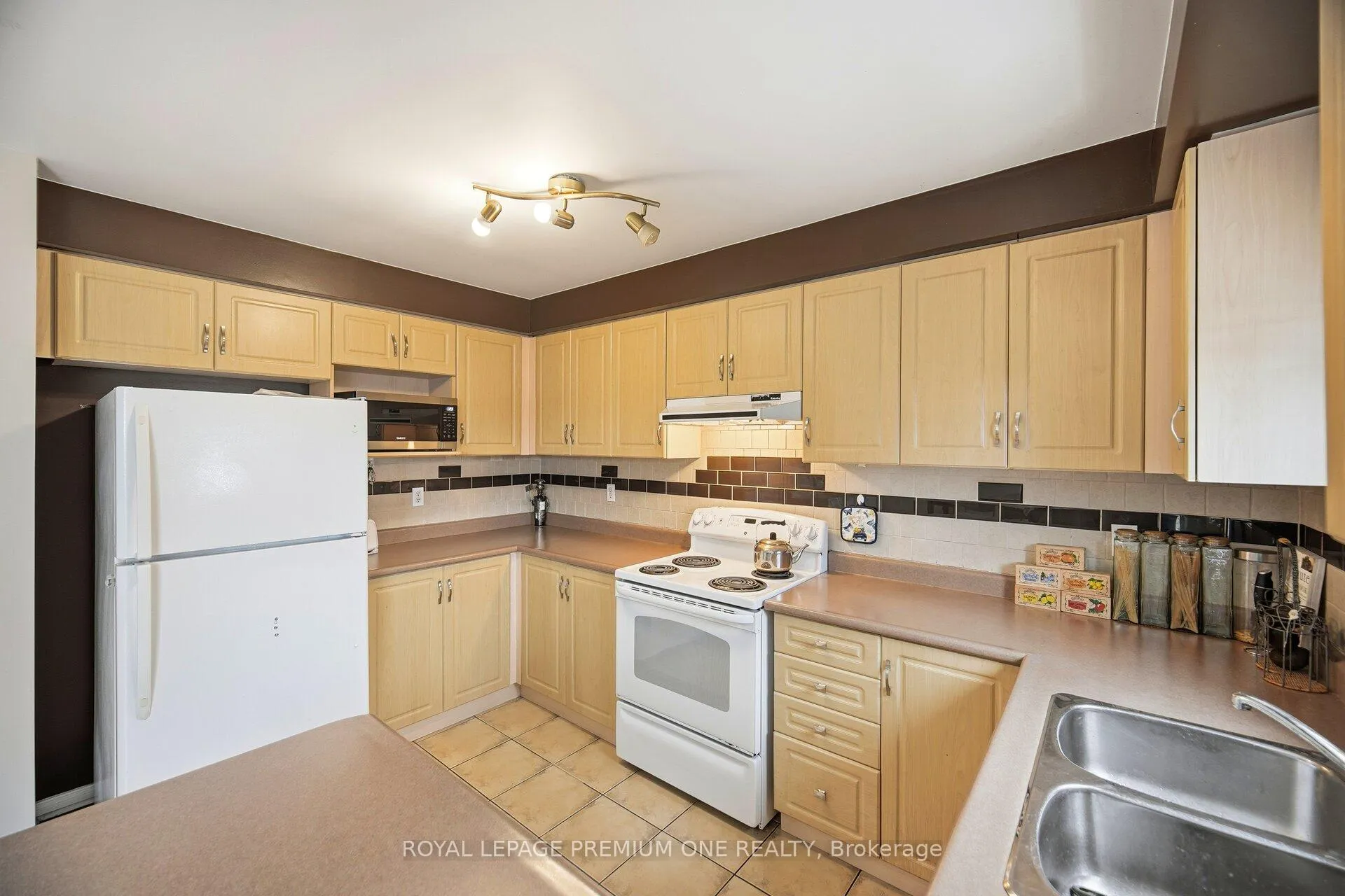 Photo 13 of Unit 31, 19 Foxchase Avenue, Vaughan, East Woodbridge — HOMEH