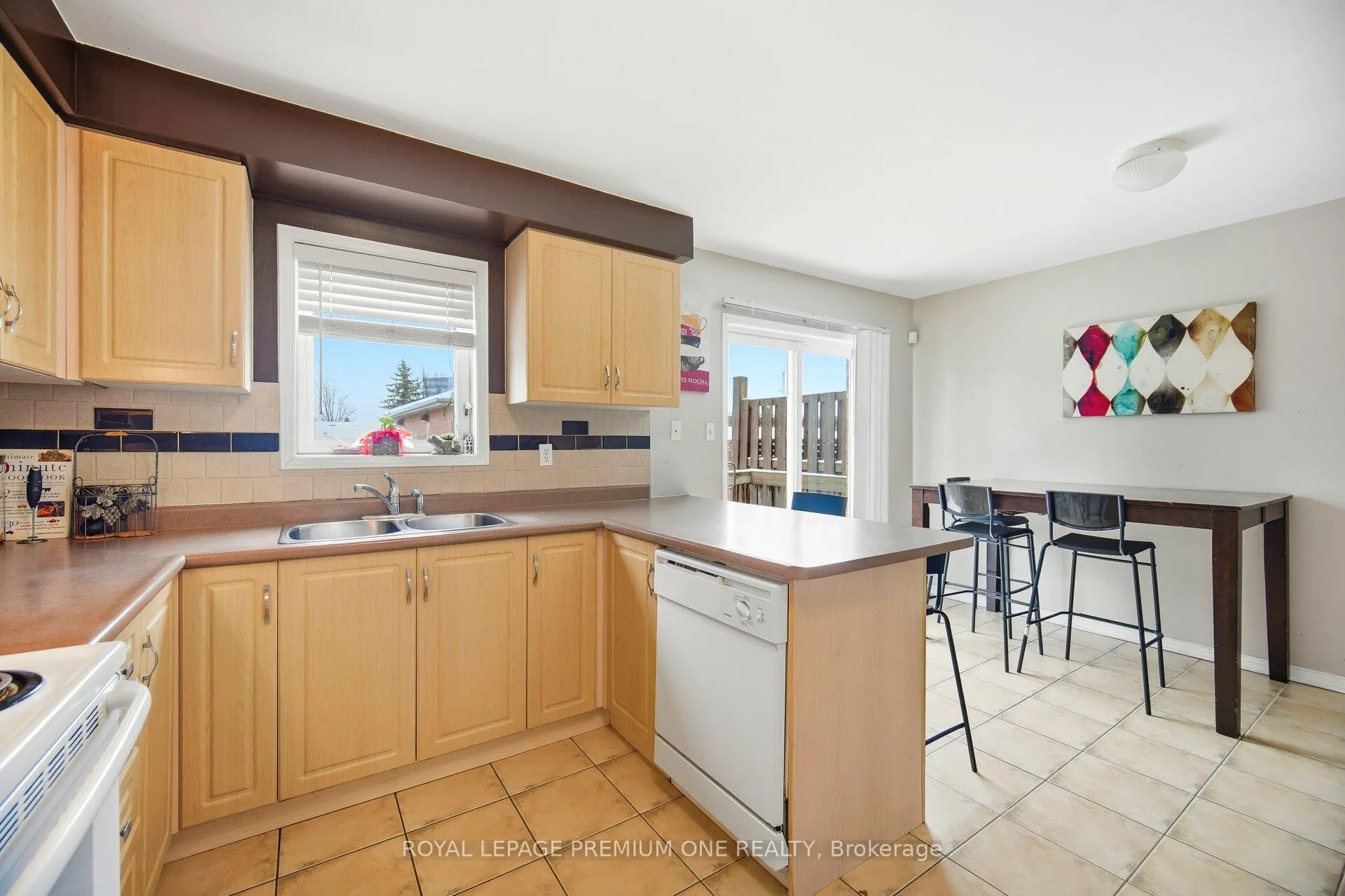 Photo 14 of Unit 31, 19 Foxchase Avenue, Vaughan, East Woodbridge — HOMEH