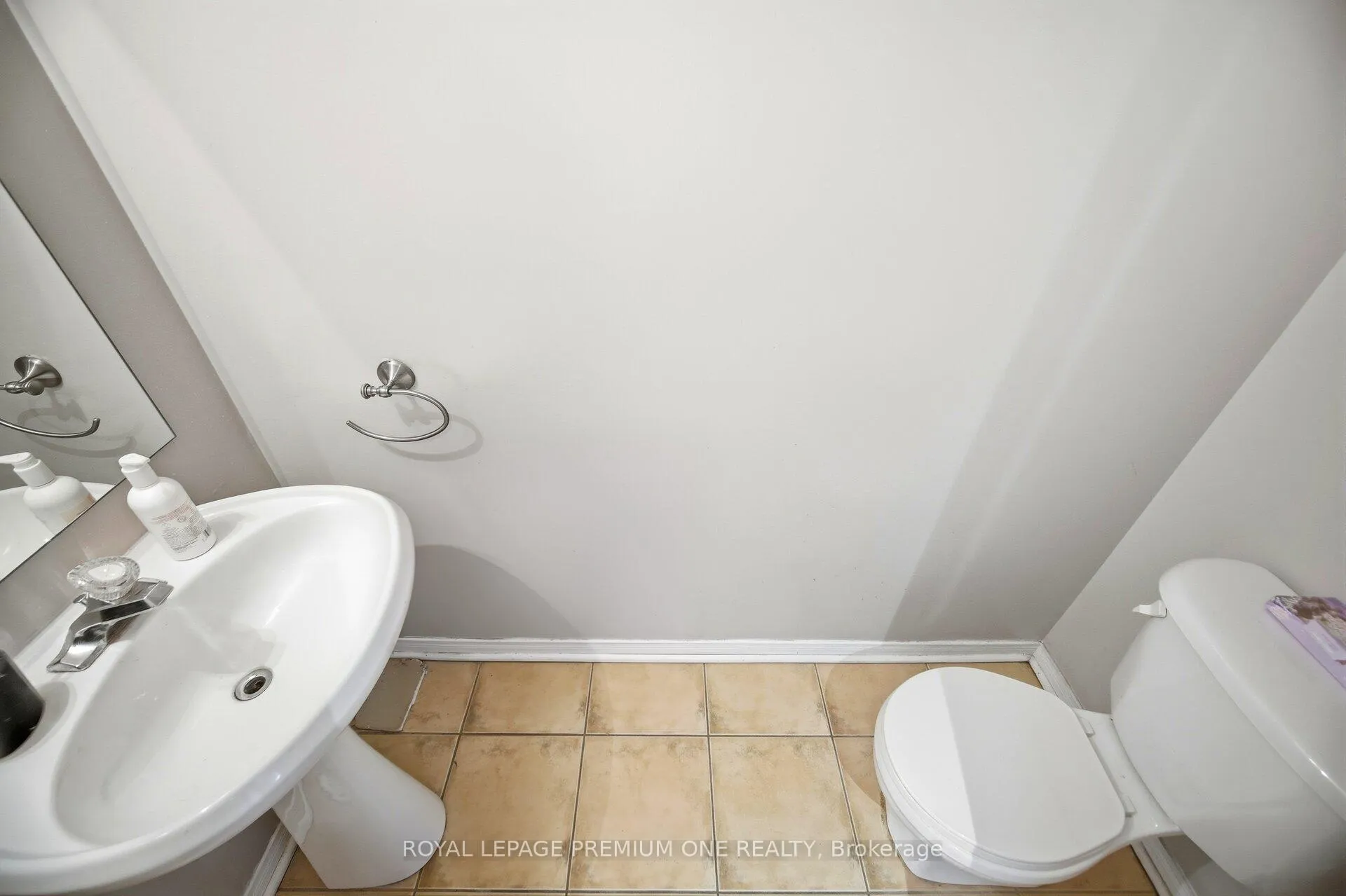Photo 17 of Unit 31, 19 Foxchase Avenue, Vaughan, East Woodbridge — HOMEH