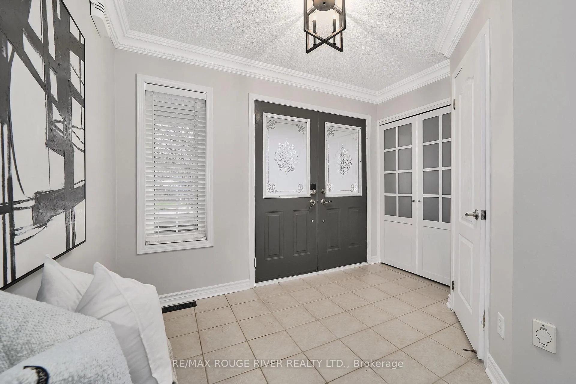 Photo 3 of 1632 Whitestone Drive, Oshawa, Samac — HOMEH
