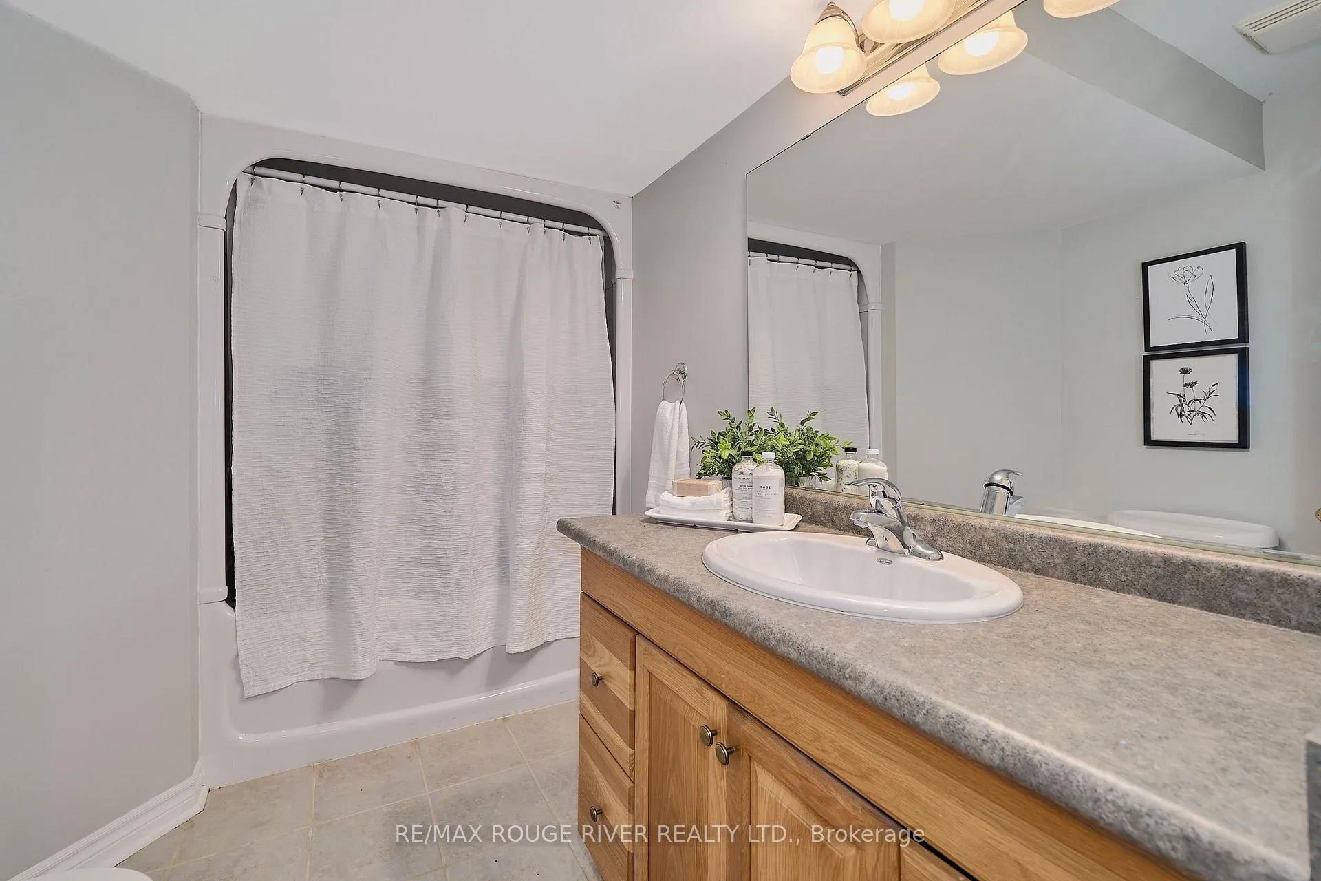 Photo 33 of 1632 Whitestone Drive, Oshawa, Samac — HOMEH
