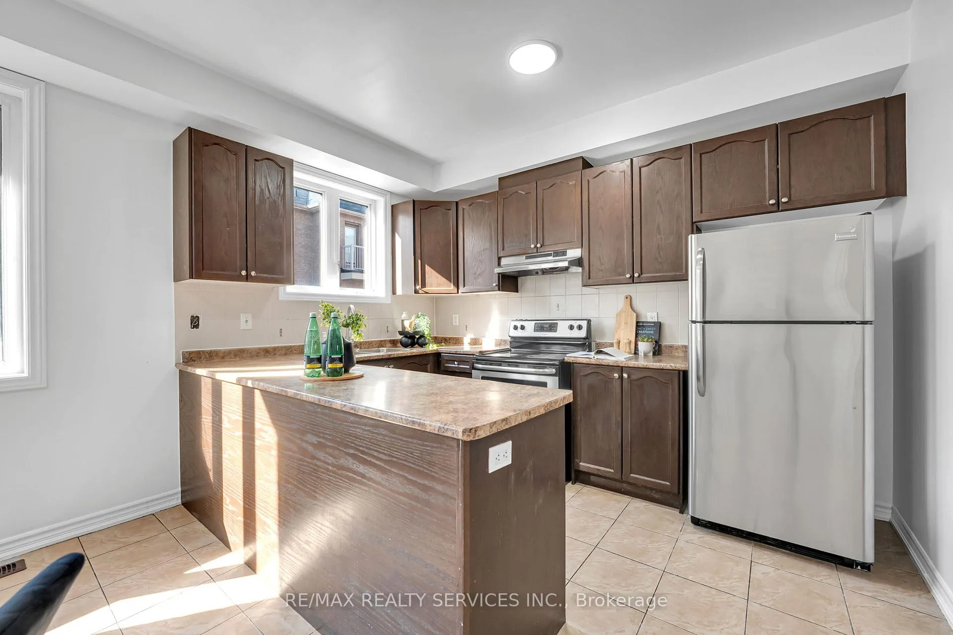 Photo 10 of 6 Rabbit Run Way, Brampton, Heart Lake East — HOMEH