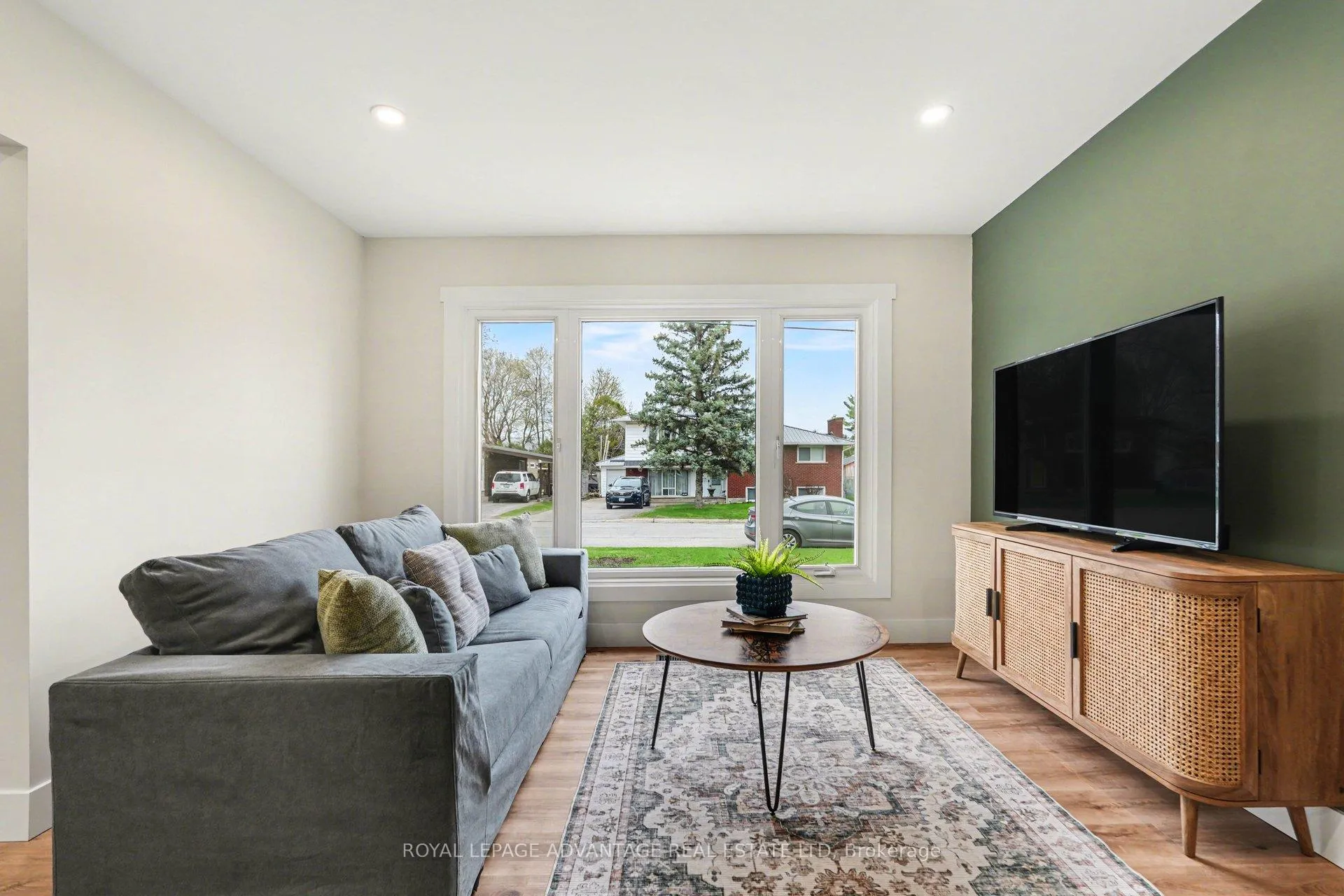 Photo 2 of 174 Carss Avenue, Smiths Falls — HOMEH