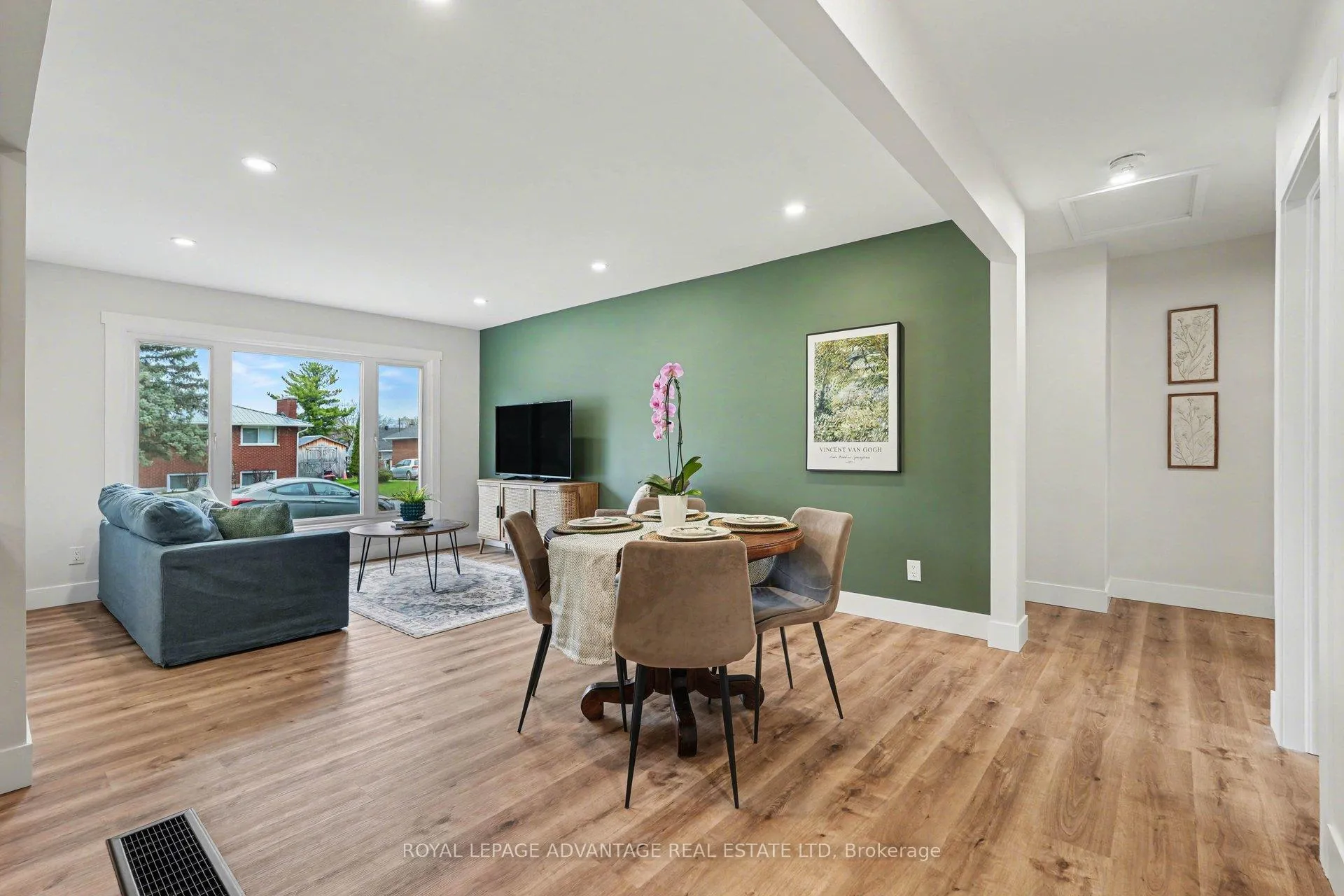 Photo 3 of 174 Carss Avenue, Smiths Falls — HOMEH