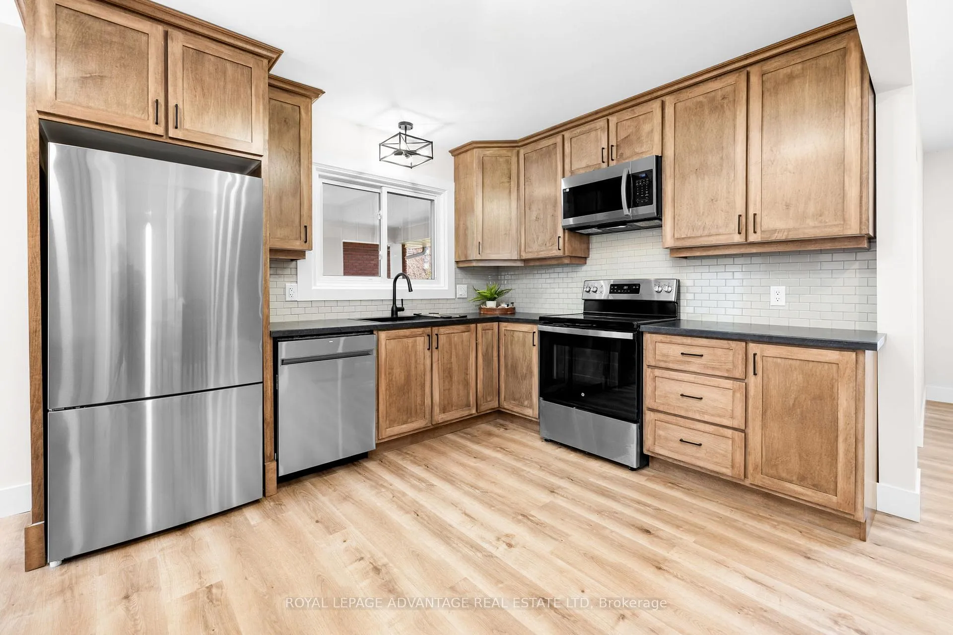 Photo 5 of 174 Carss Avenue, Smiths Falls — HOMEH