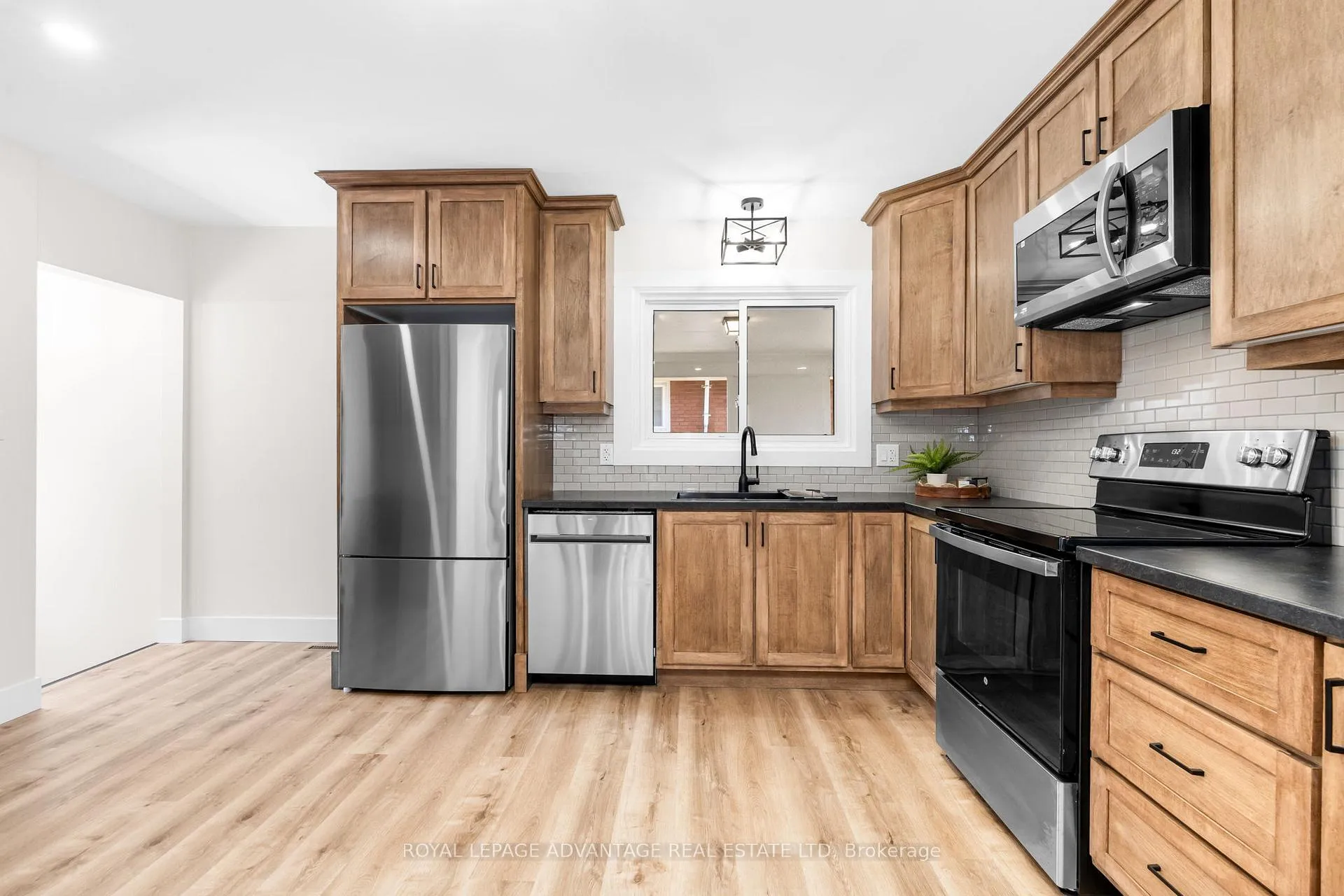 Photo 6 of 174 Carss Avenue, Smiths Falls — HOMEH