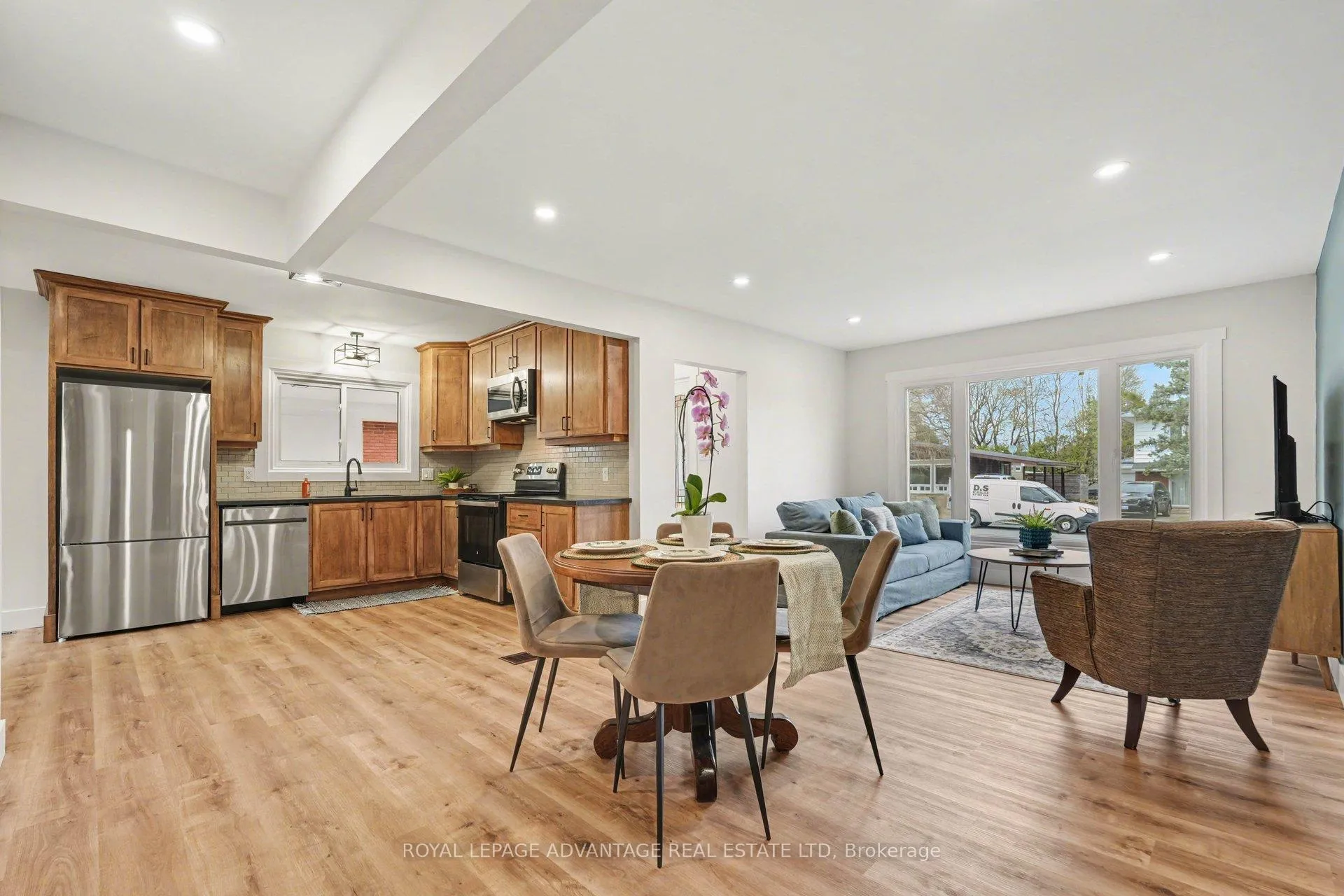 Photo 10 of 174 Carss Avenue, Smiths Falls — HOMEH