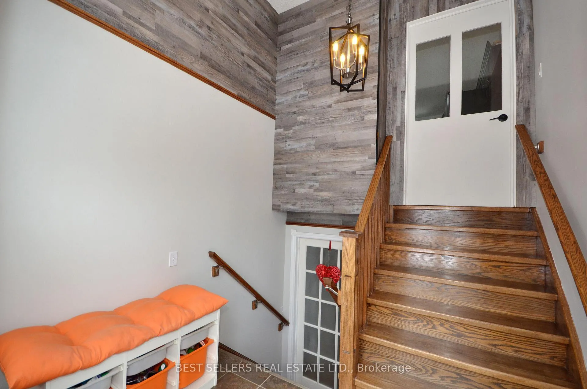 Photo 7 of 160 Elora Street W, Mapleton, Rural Mapleton — HOMEH