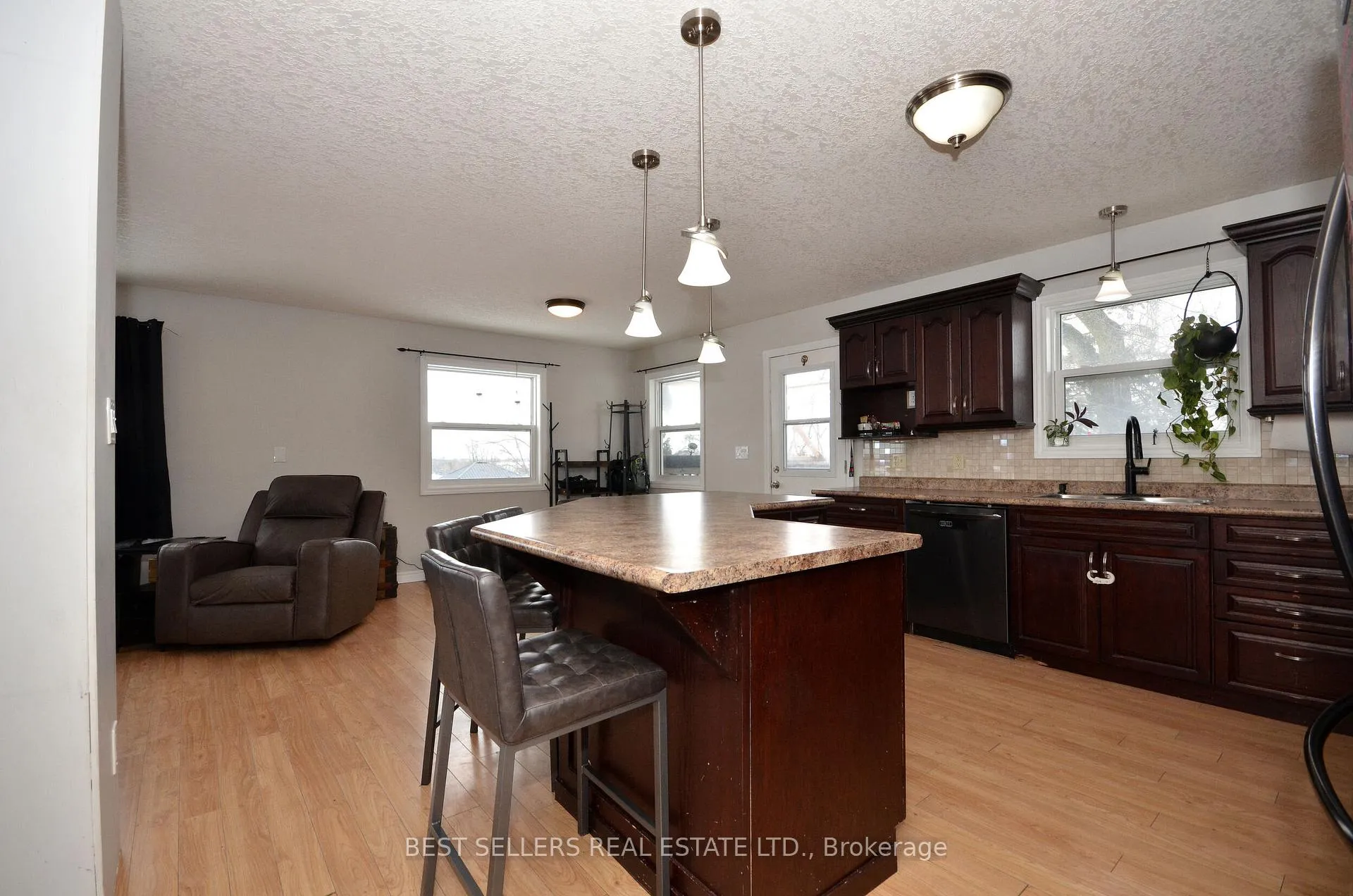 Photo 8 of 160 Elora Street W, Mapleton, Rural Mapleton — HOMEH