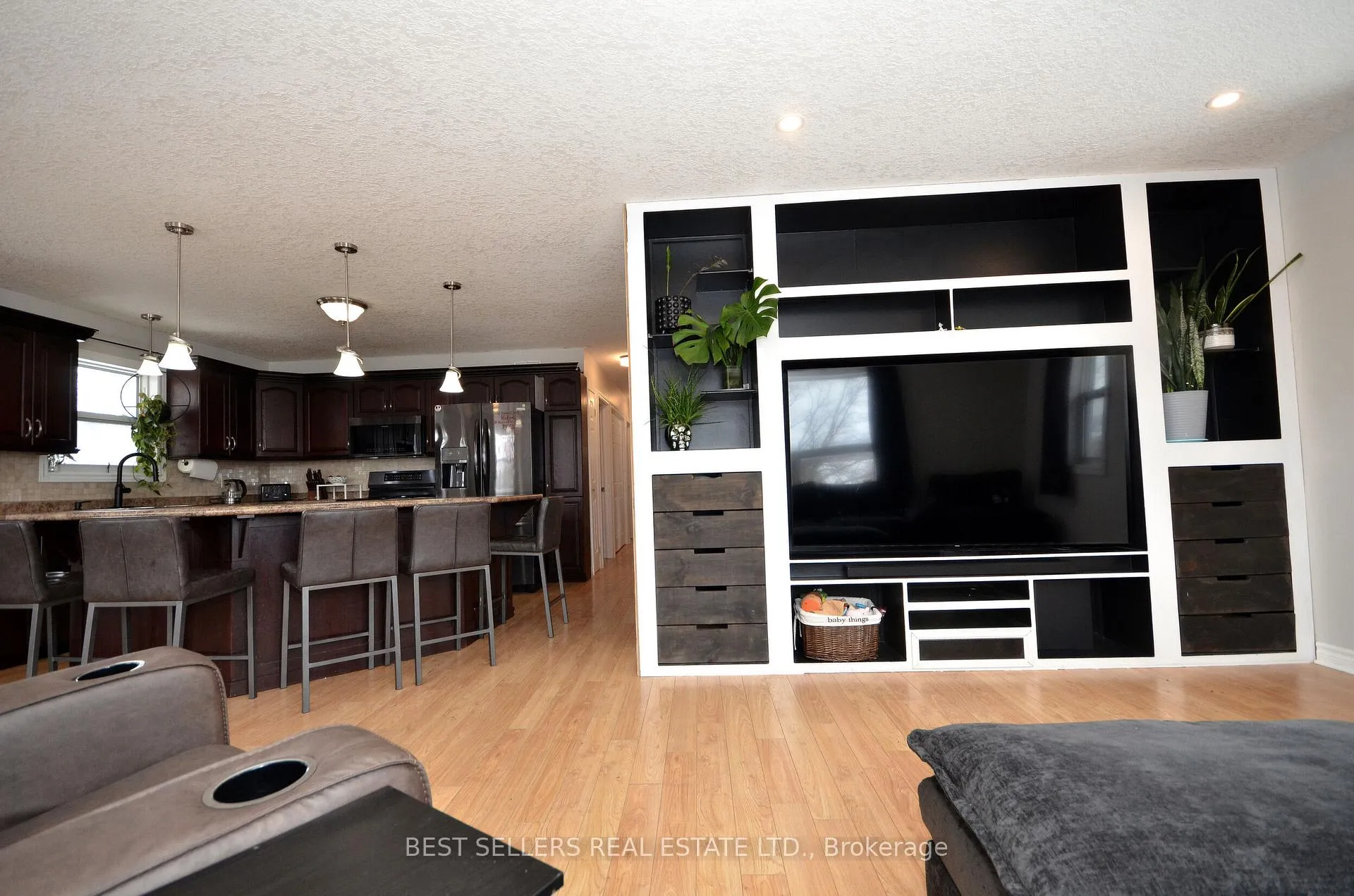 Photo 11 of 160 Elora Street W, Mapleton, Rural Mapleton — HOMEH
