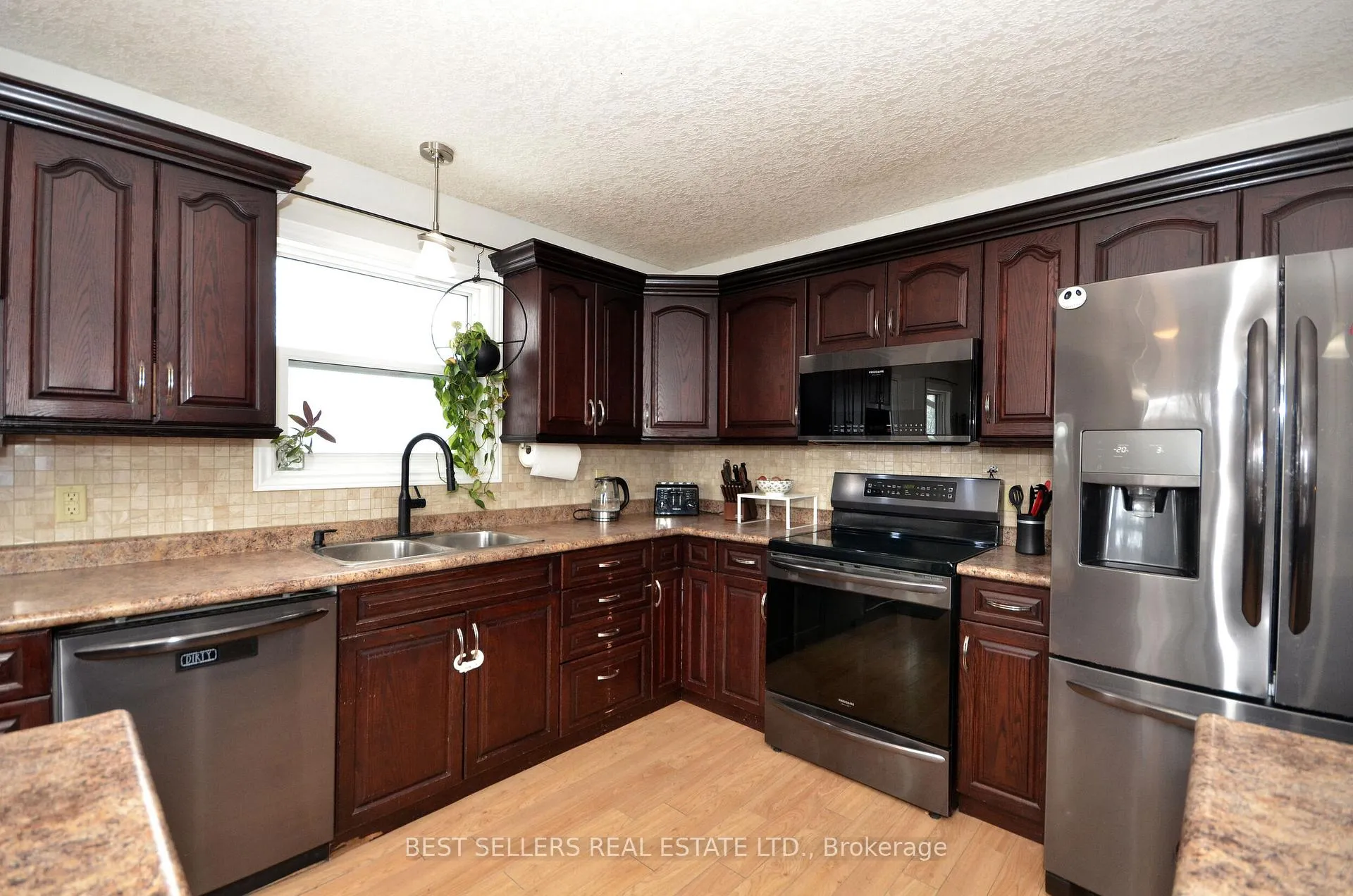 Photo 13 of 160 Elora Street W, Mapleton, Rural Mapleton — HOMEH
