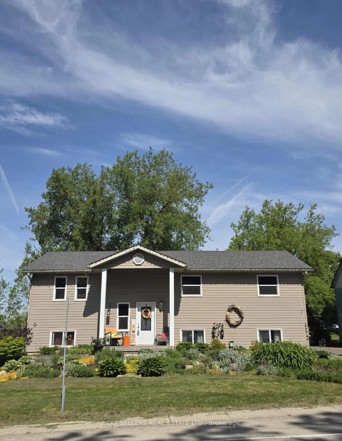 Photo 2 of 160 Elora Street W, Mapleton, Rural Mapleton — HOMEH