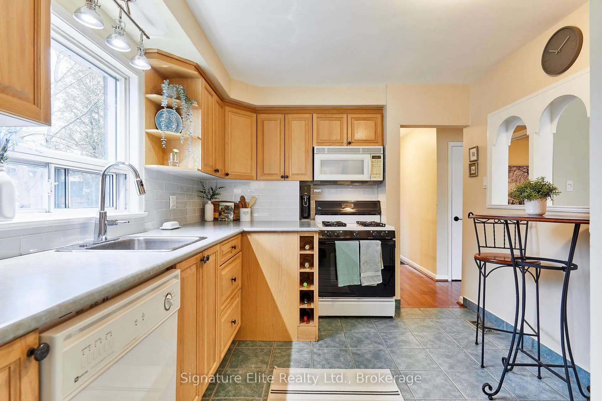 Photo 4 of 135 Toynbee Trail, Scarborough, Guildwood — HOMEH