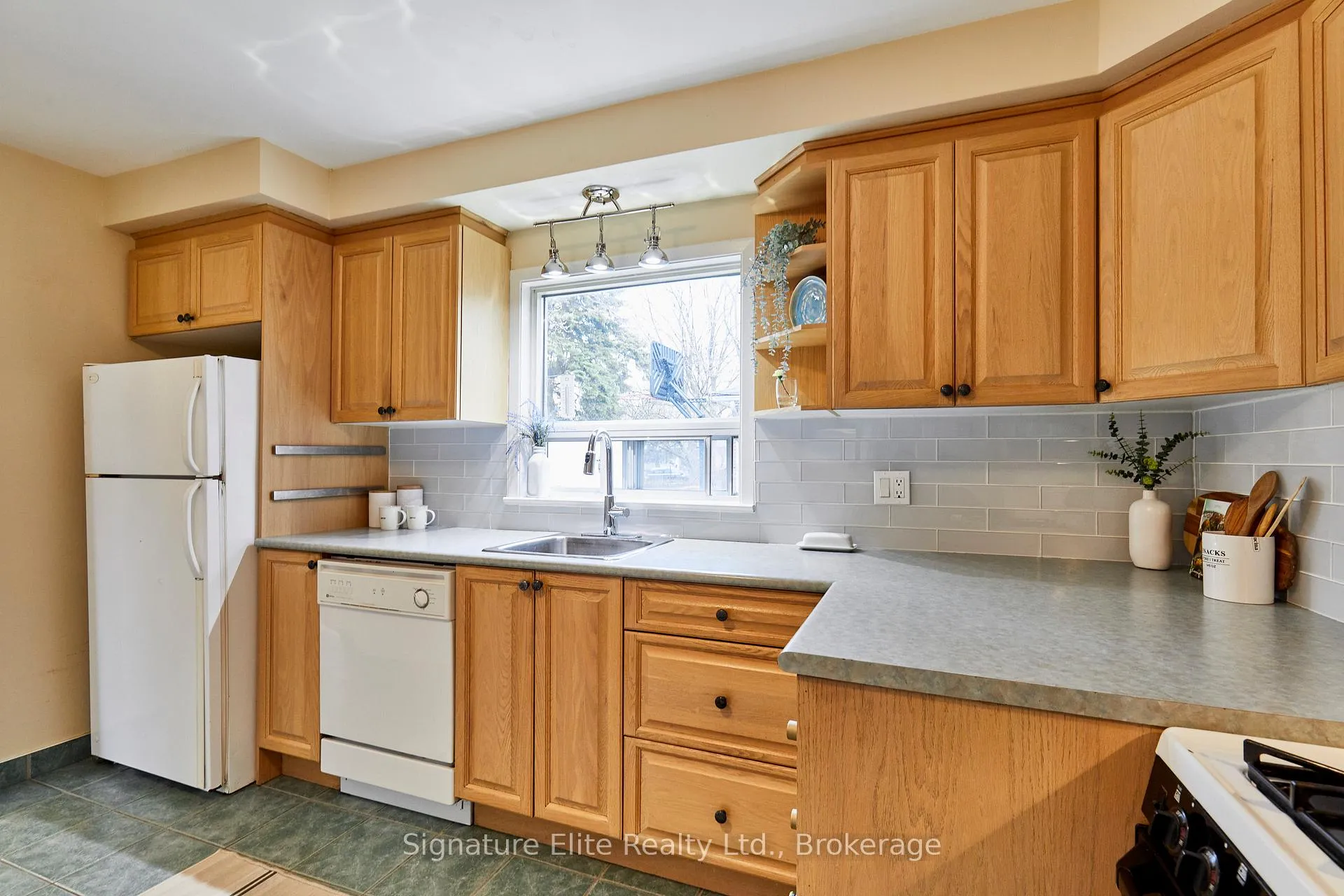 Photo 18 of 135 Toynbee Trail, Scarborough, Guildwood — HOMEH