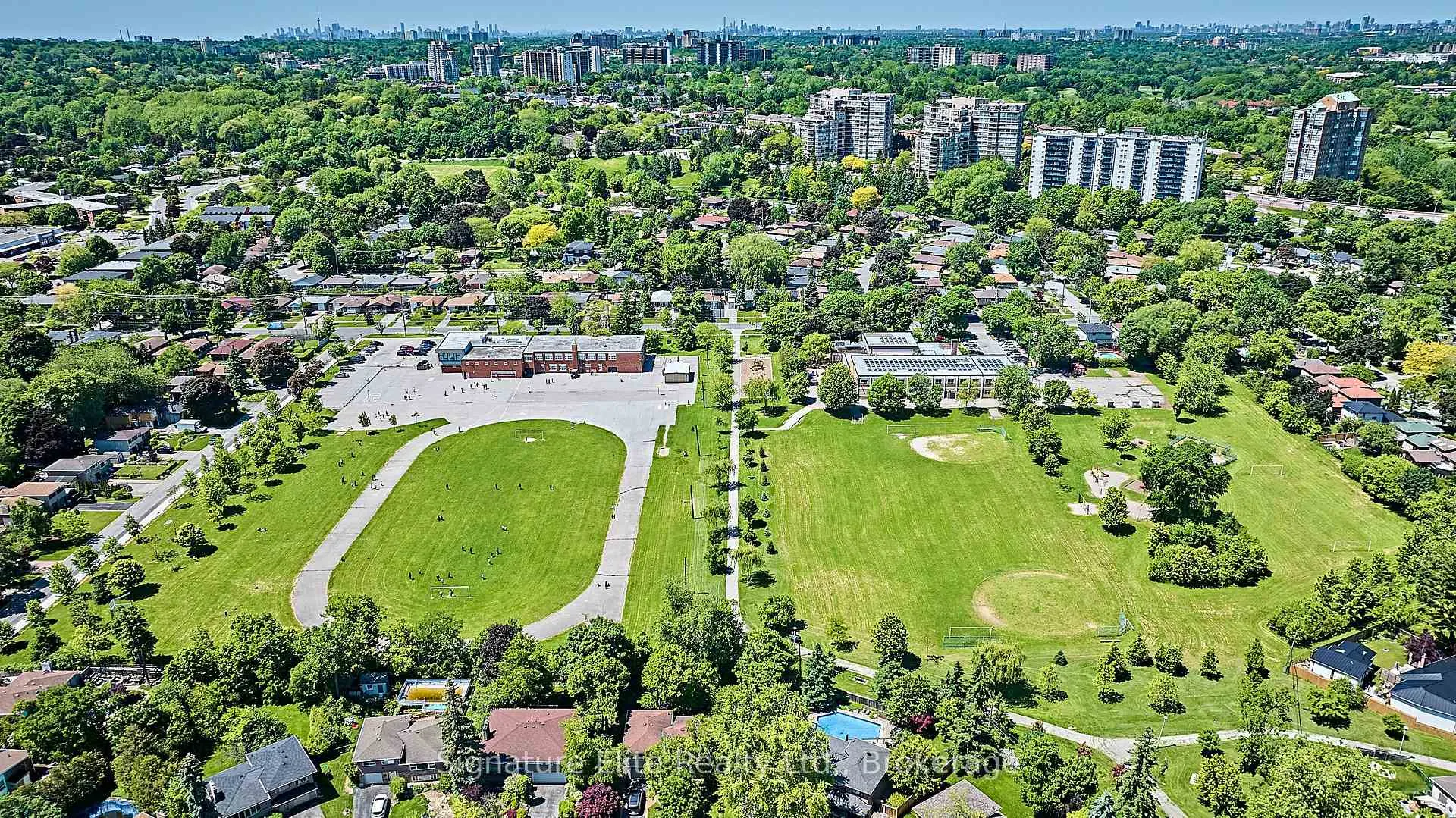 Photo 41 of 135 Toynbee Trail, Scarborough, Guildwood — HOMEH